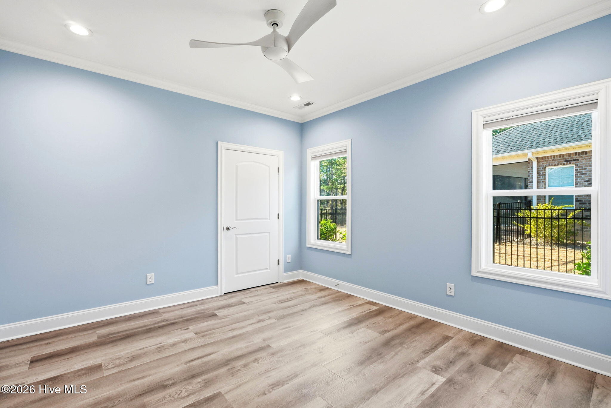 100555093 | Photo 36