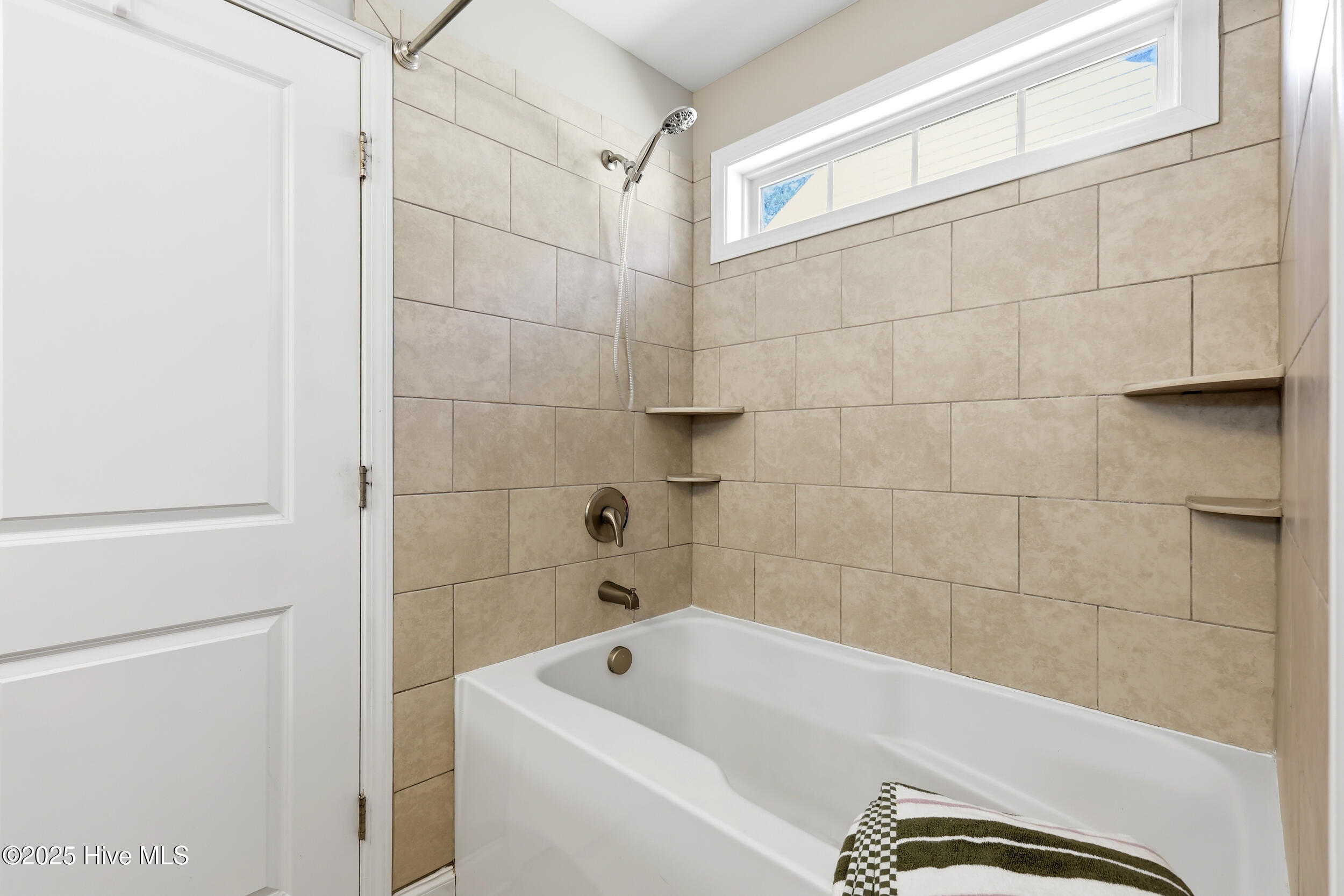 100537406 | Photo 26