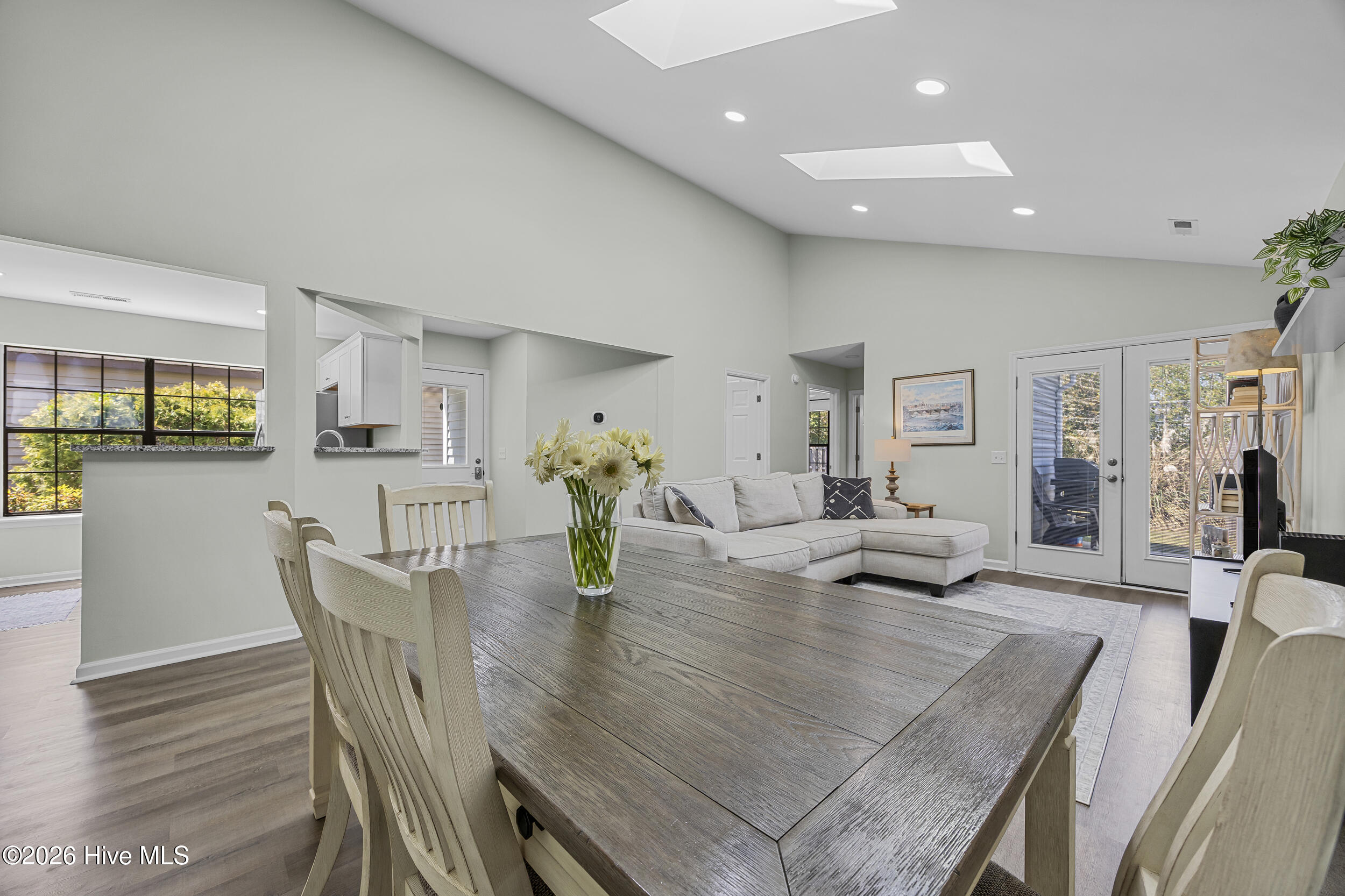 100563217 | Photo 14