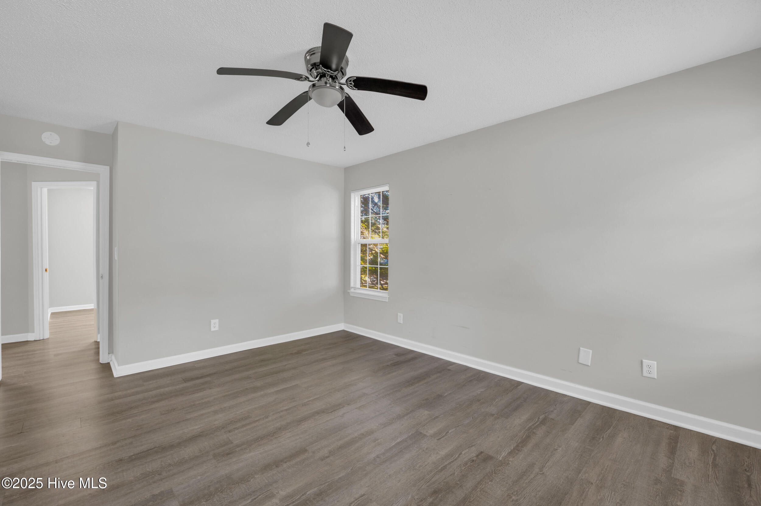 100536946 | Photo 15