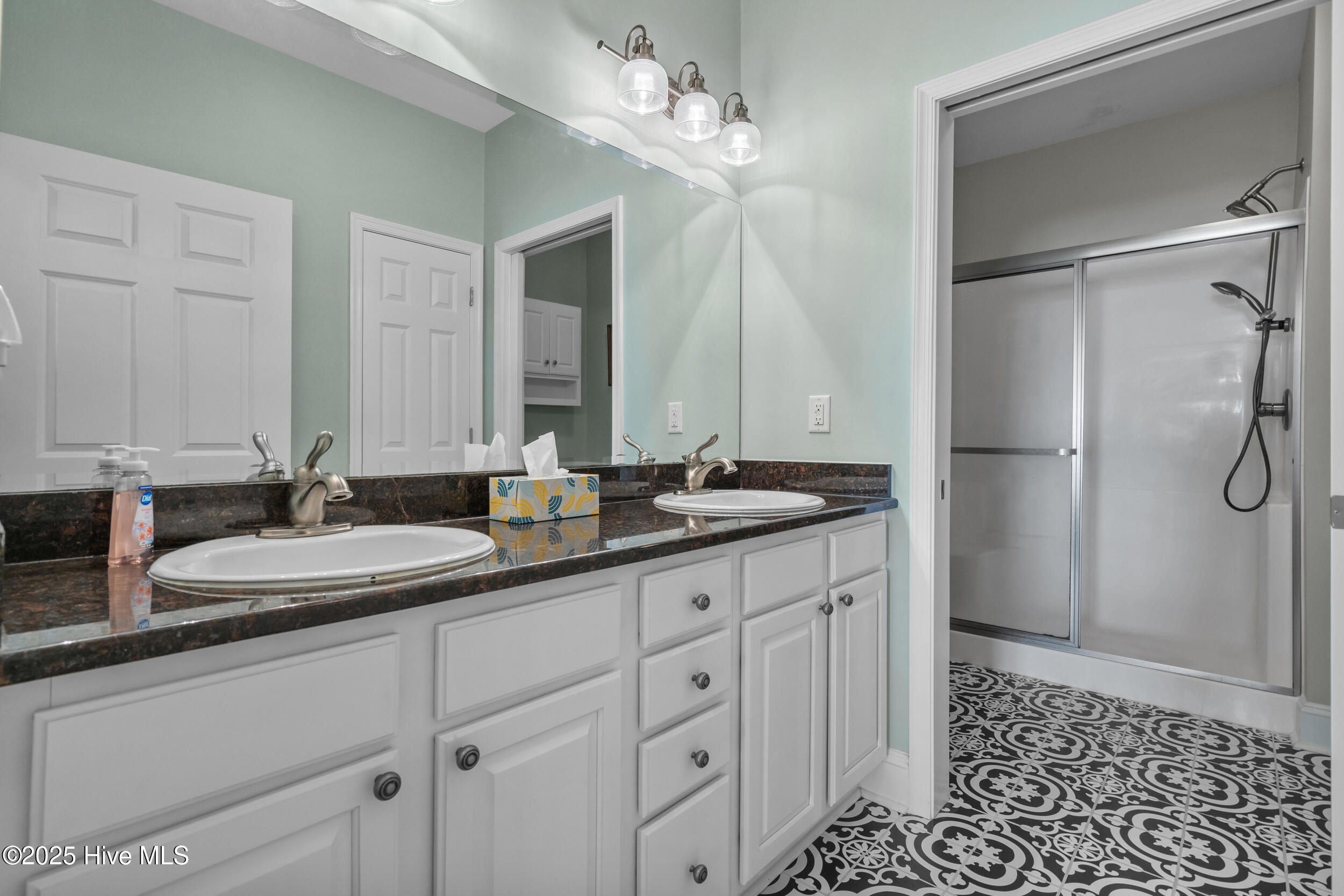 100537007 | Photo 22