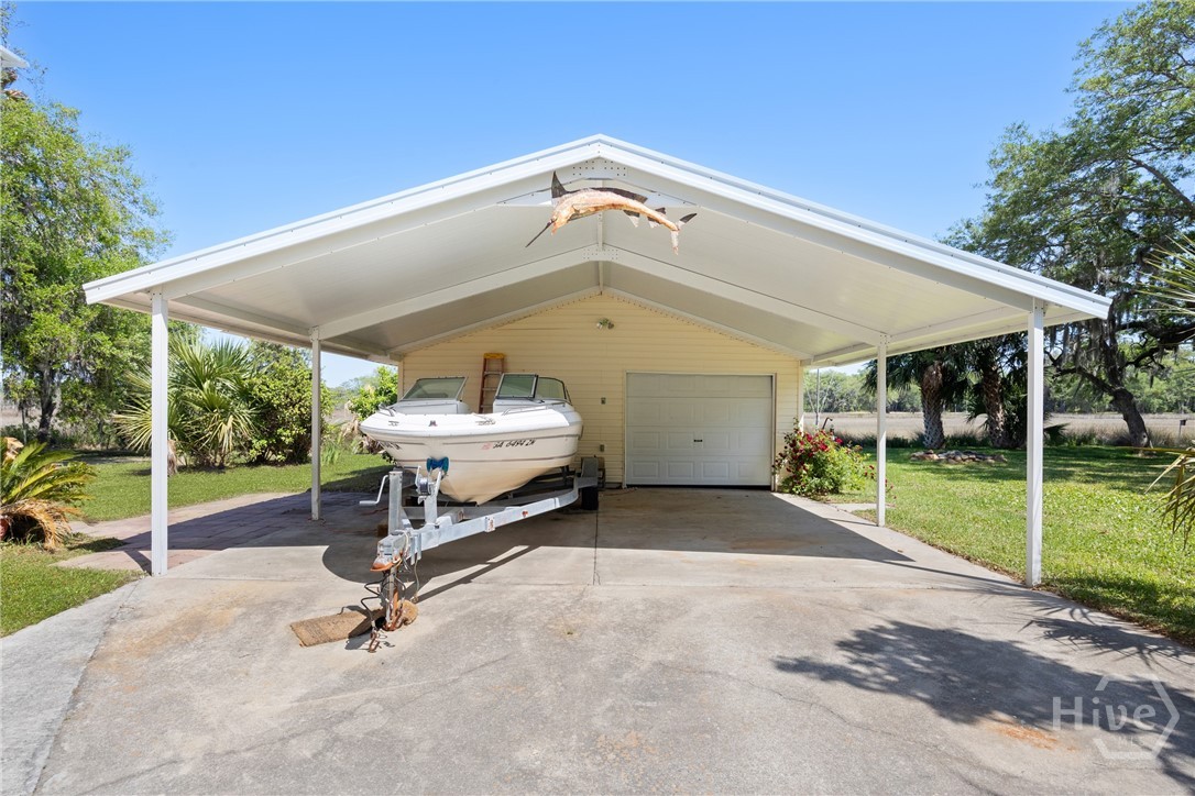 Detached garage/workshop with covered parking and