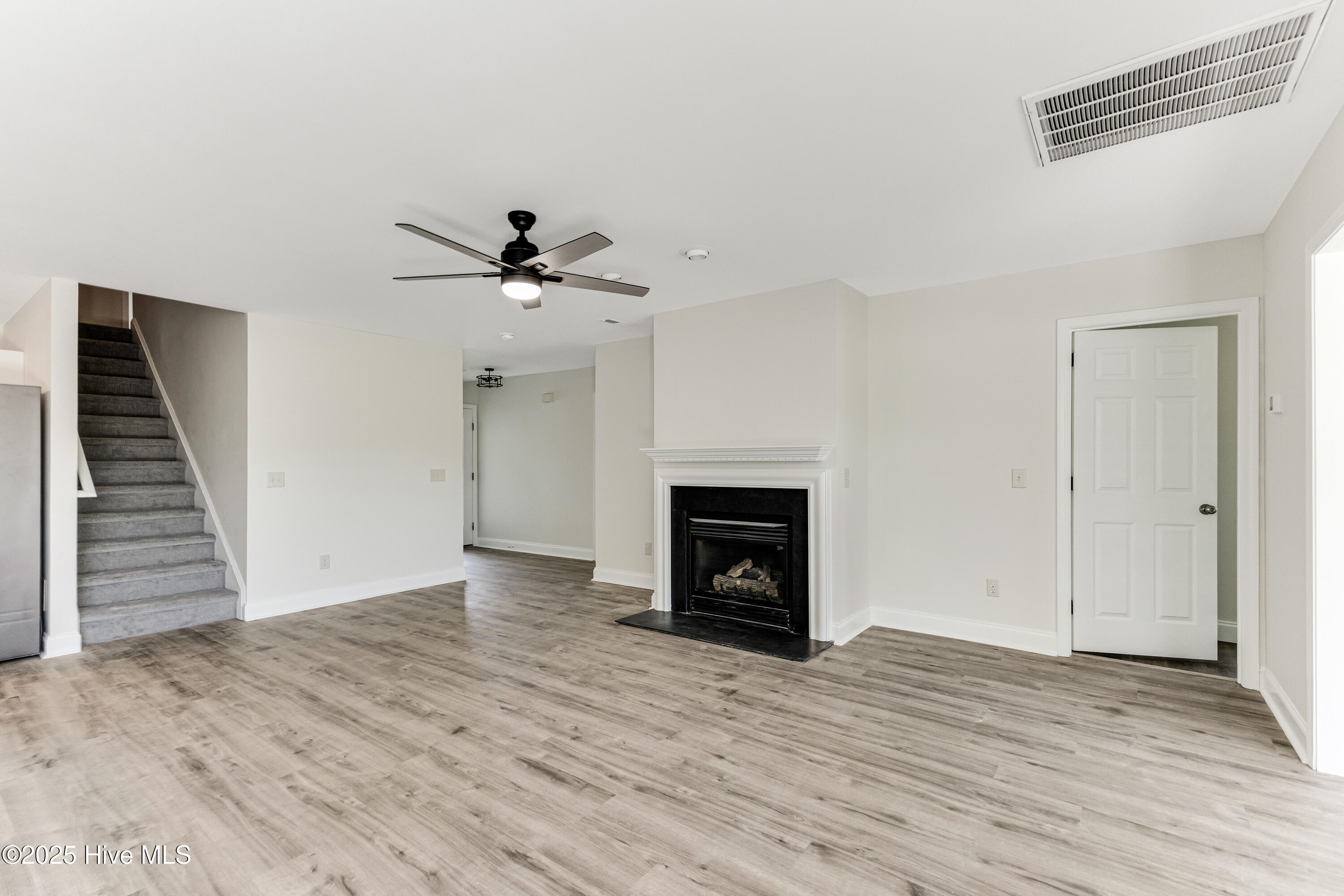 100563033 | Photo 12