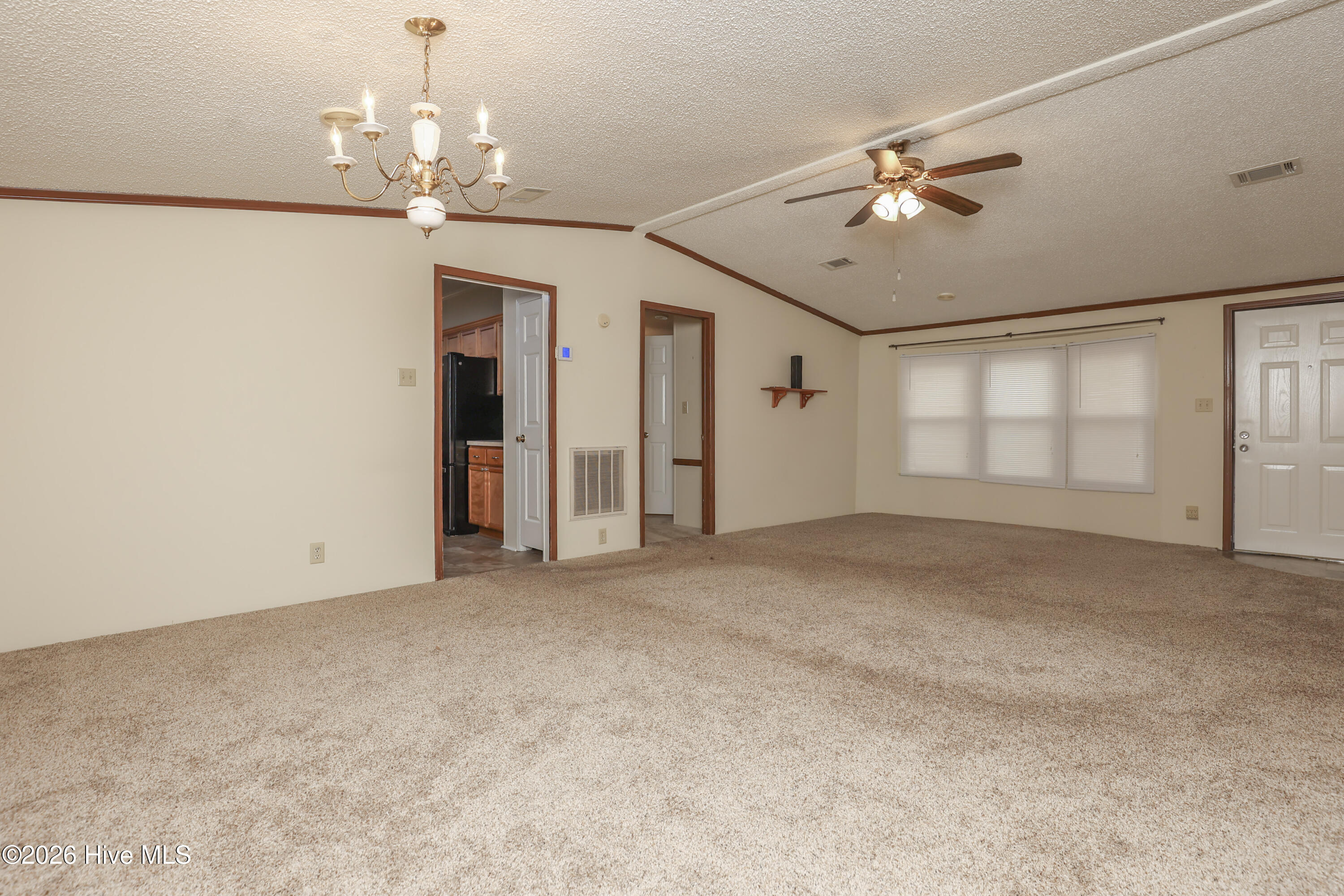 100548874 | Photo 12