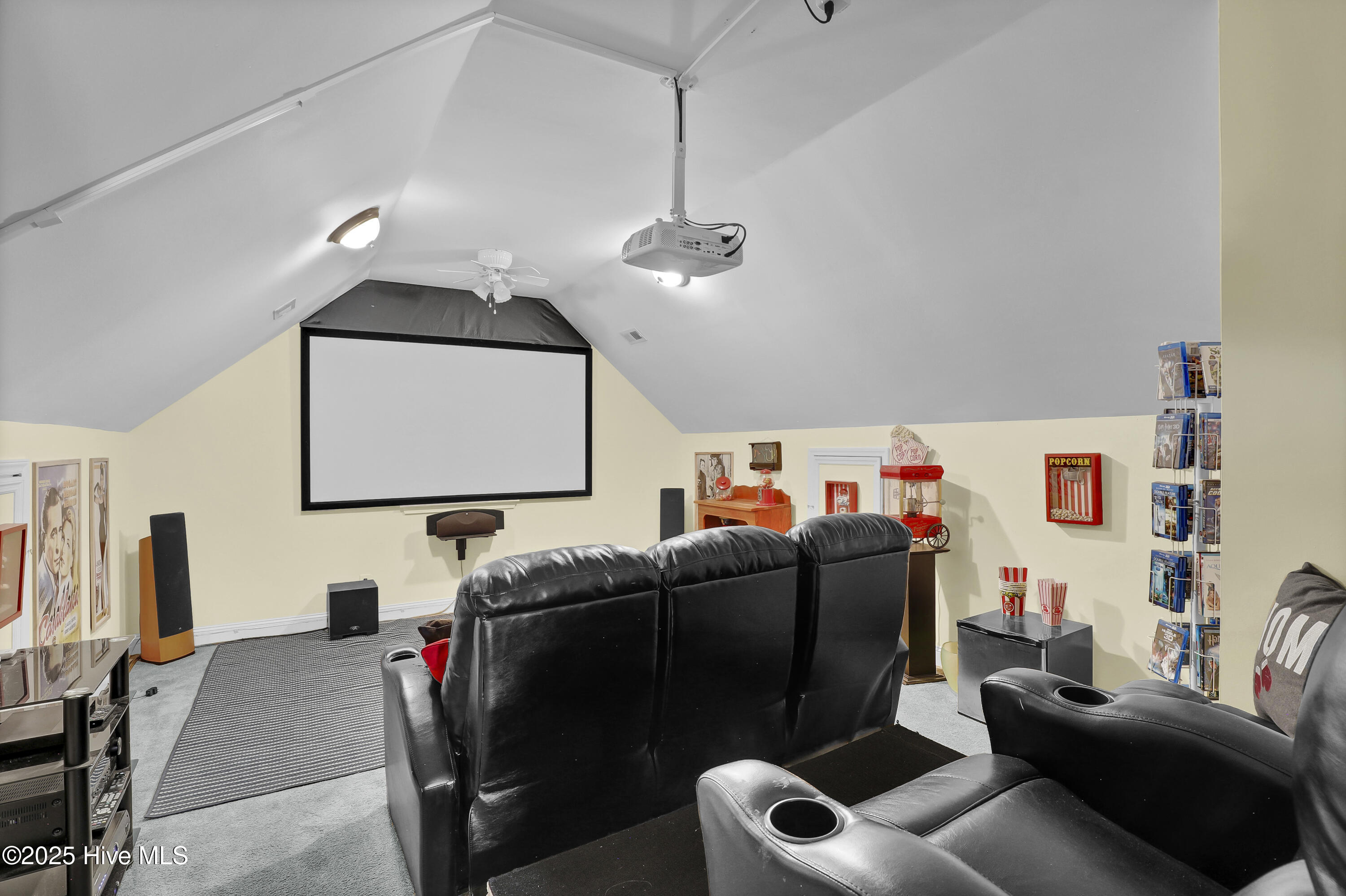 100532986 | Photo 32