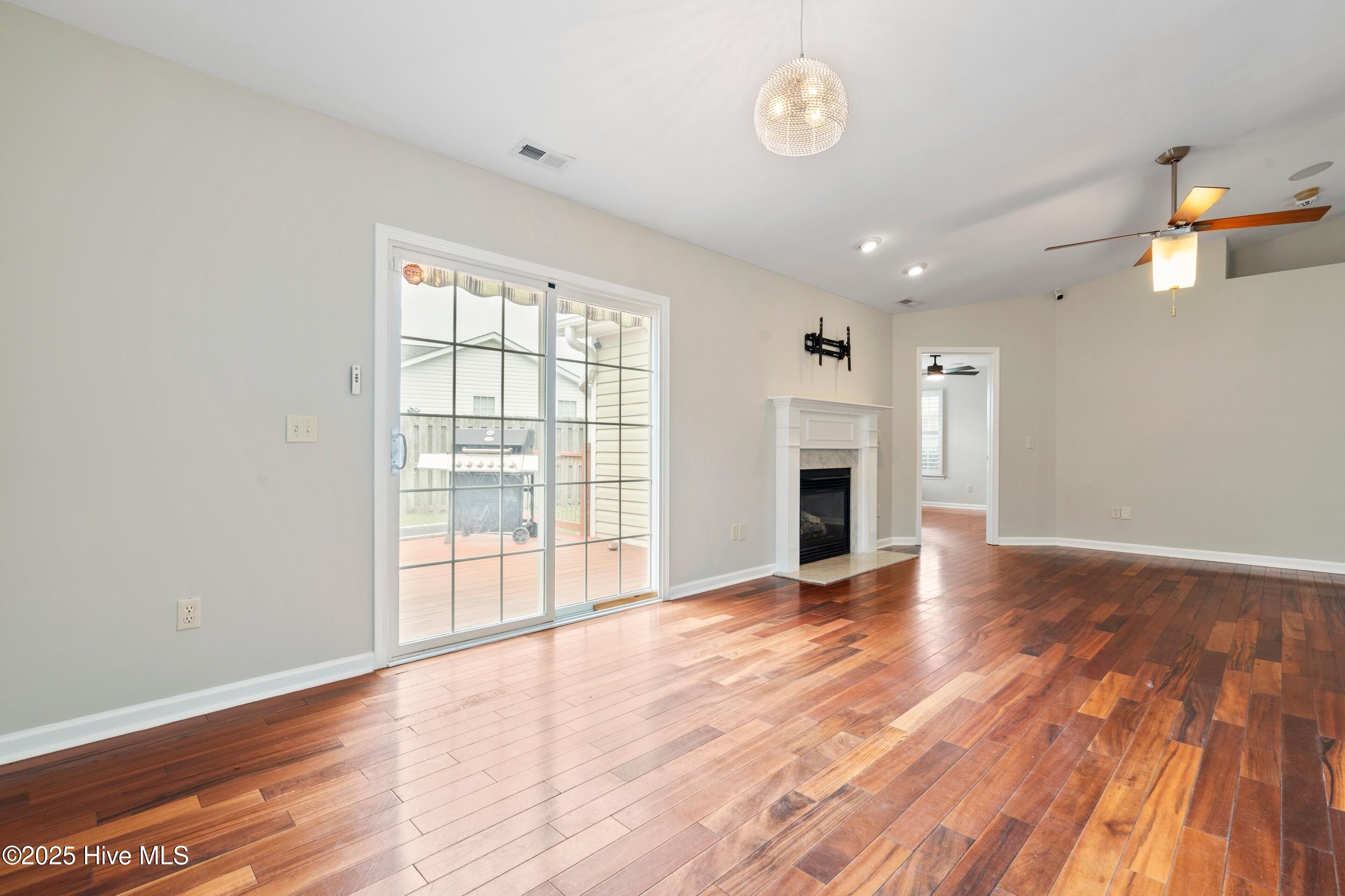 100538877 | Photo 45