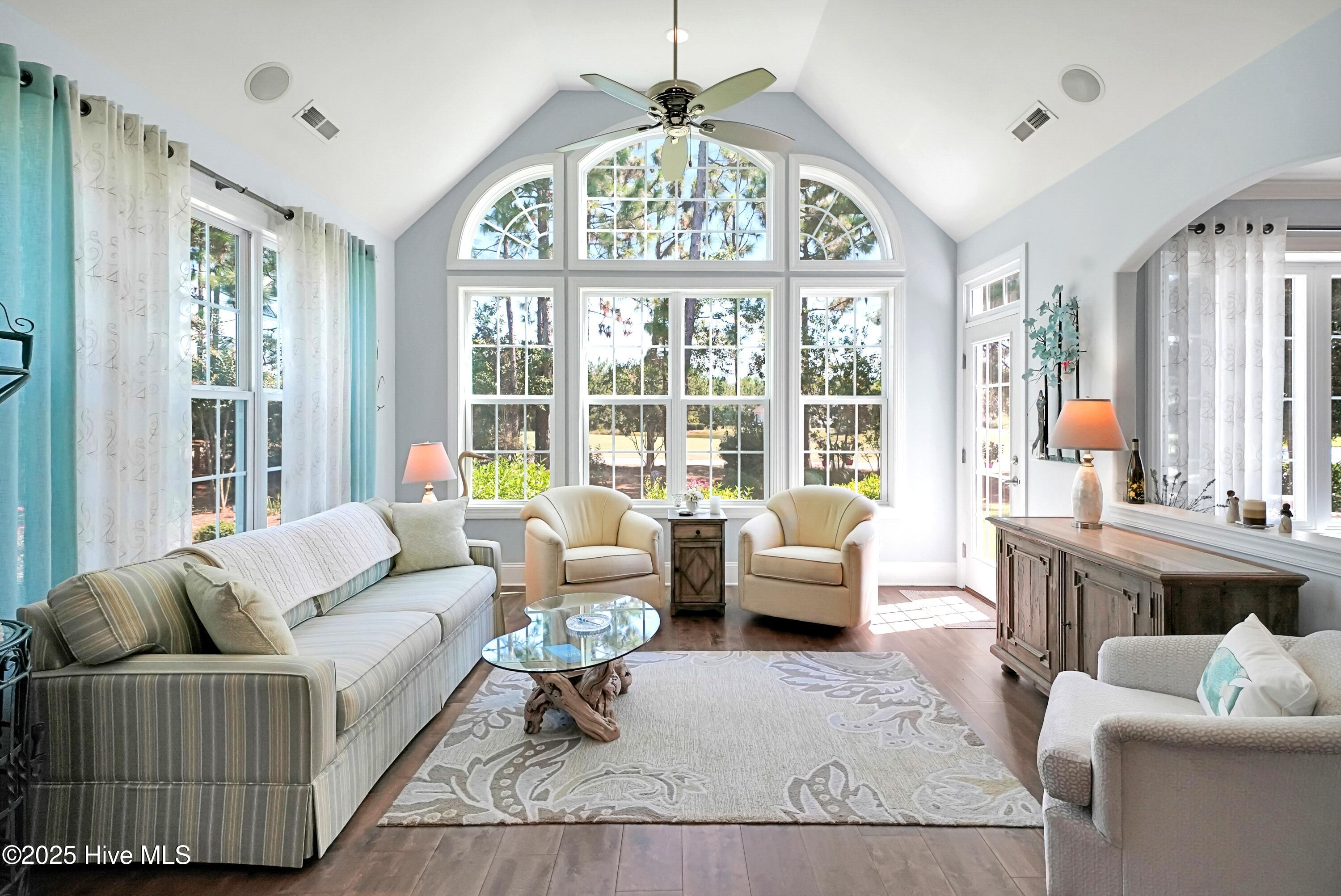 100557169 | Photo 12