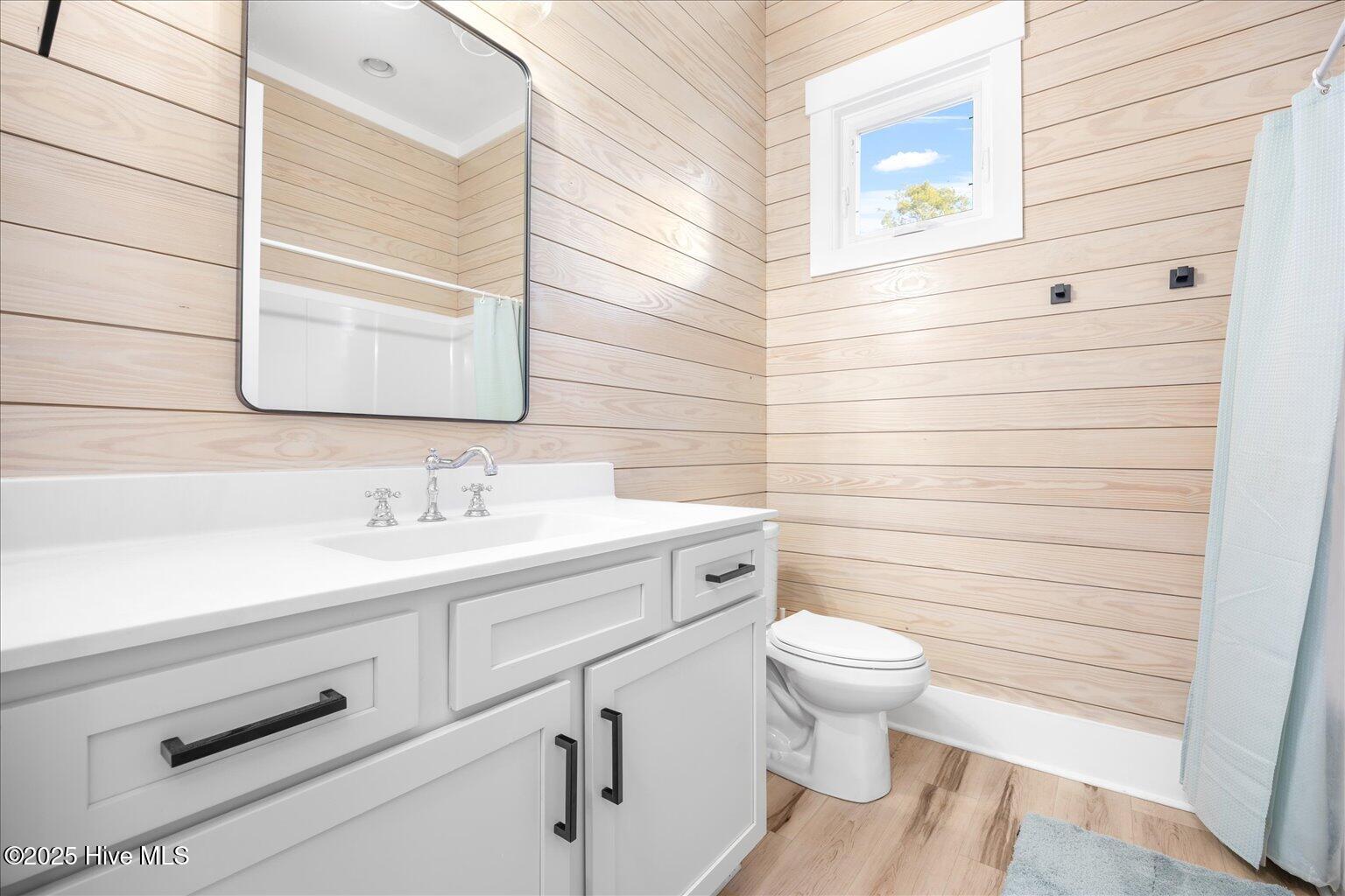 100544003 | Photo 36