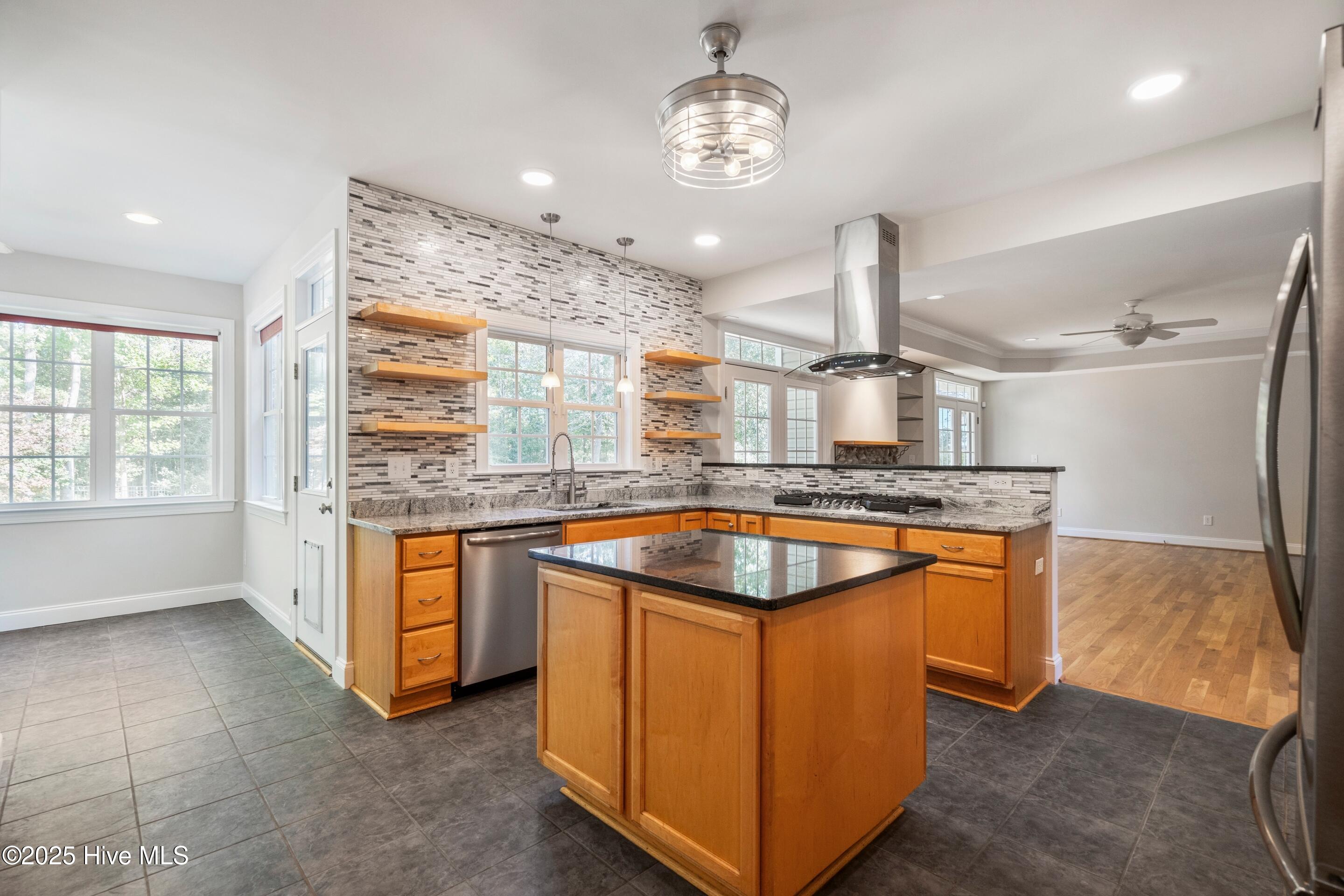 100537413 | Photo 21