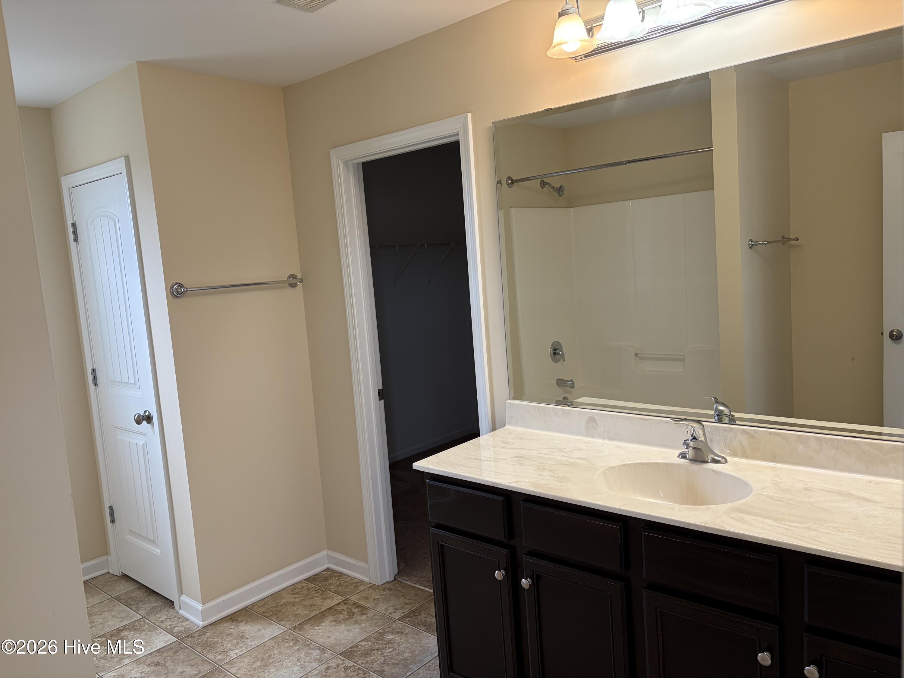 100561039 | Photo 18