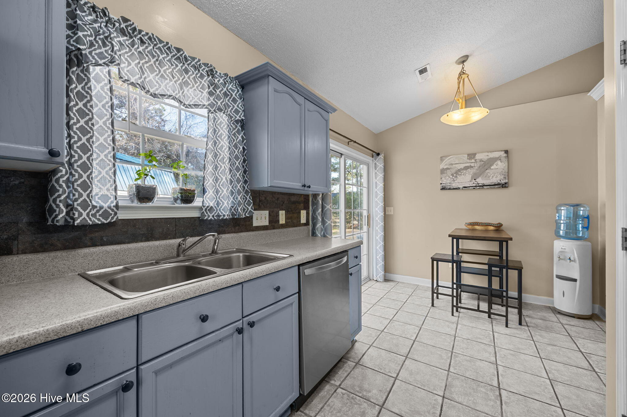 100550840 | Photo 16