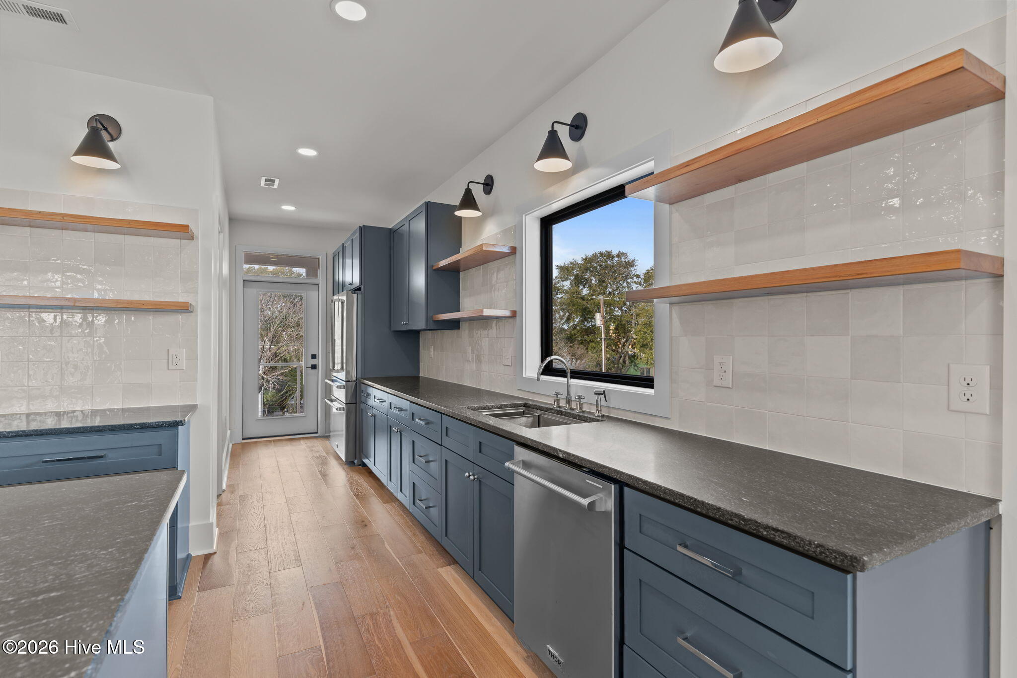 100553287 | Photo 32