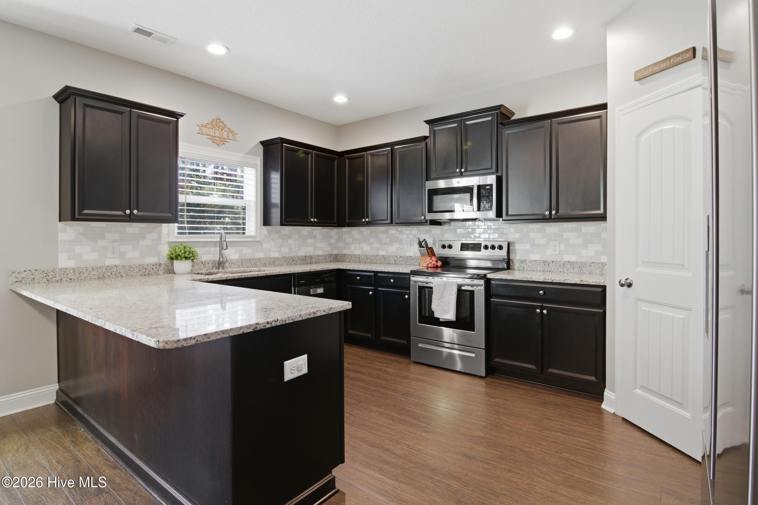 100552695 | Photo 25