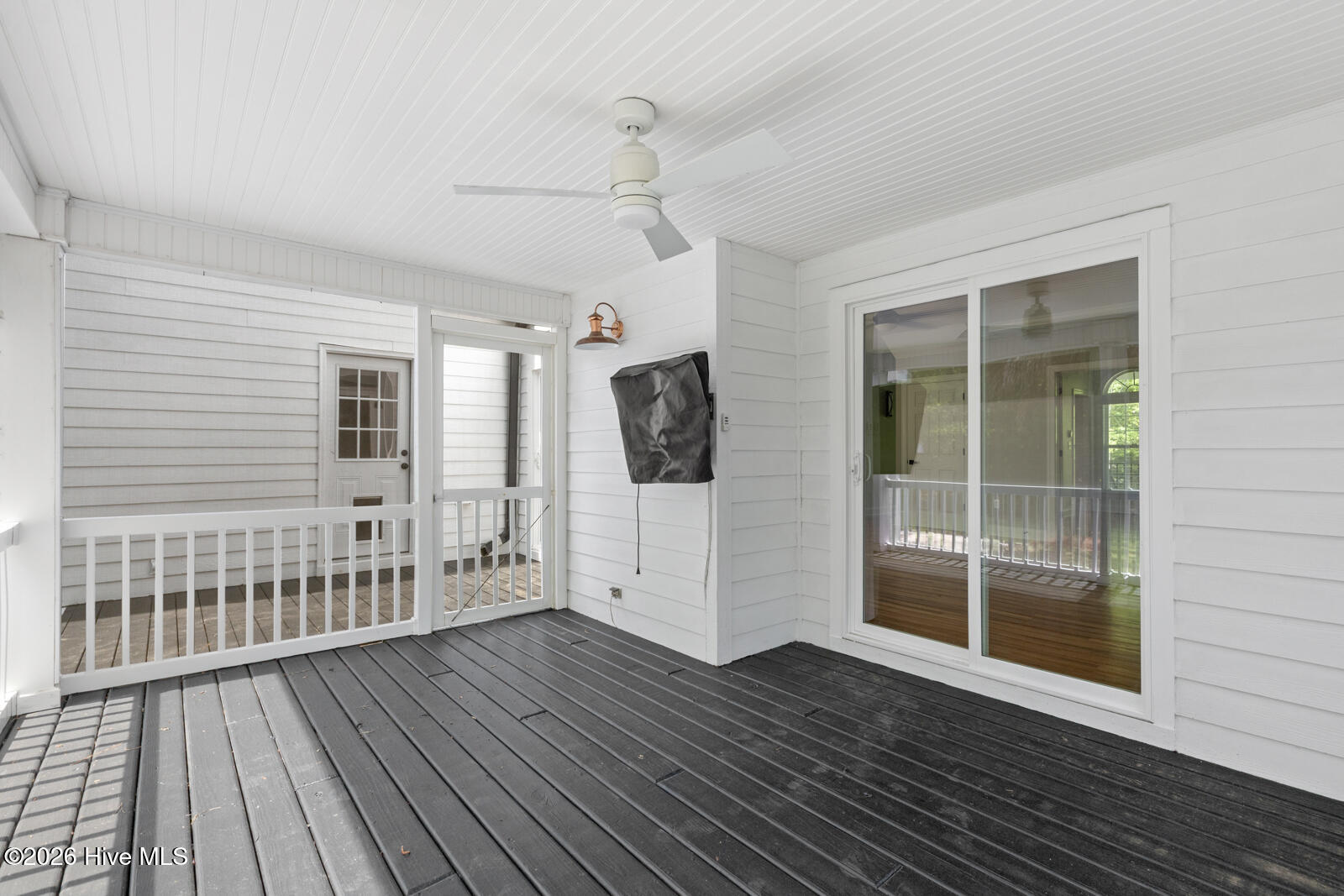 100569189 | Photo 46