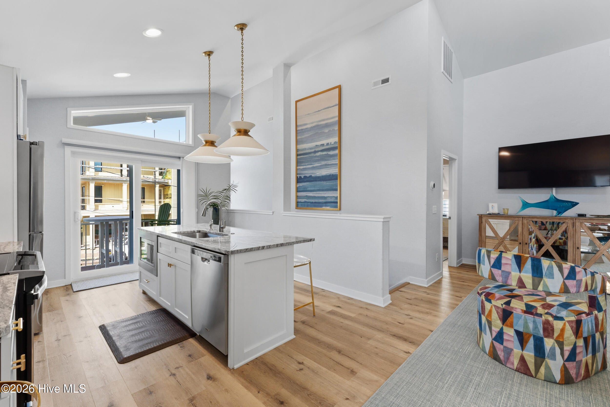 100558032 | Photo 16