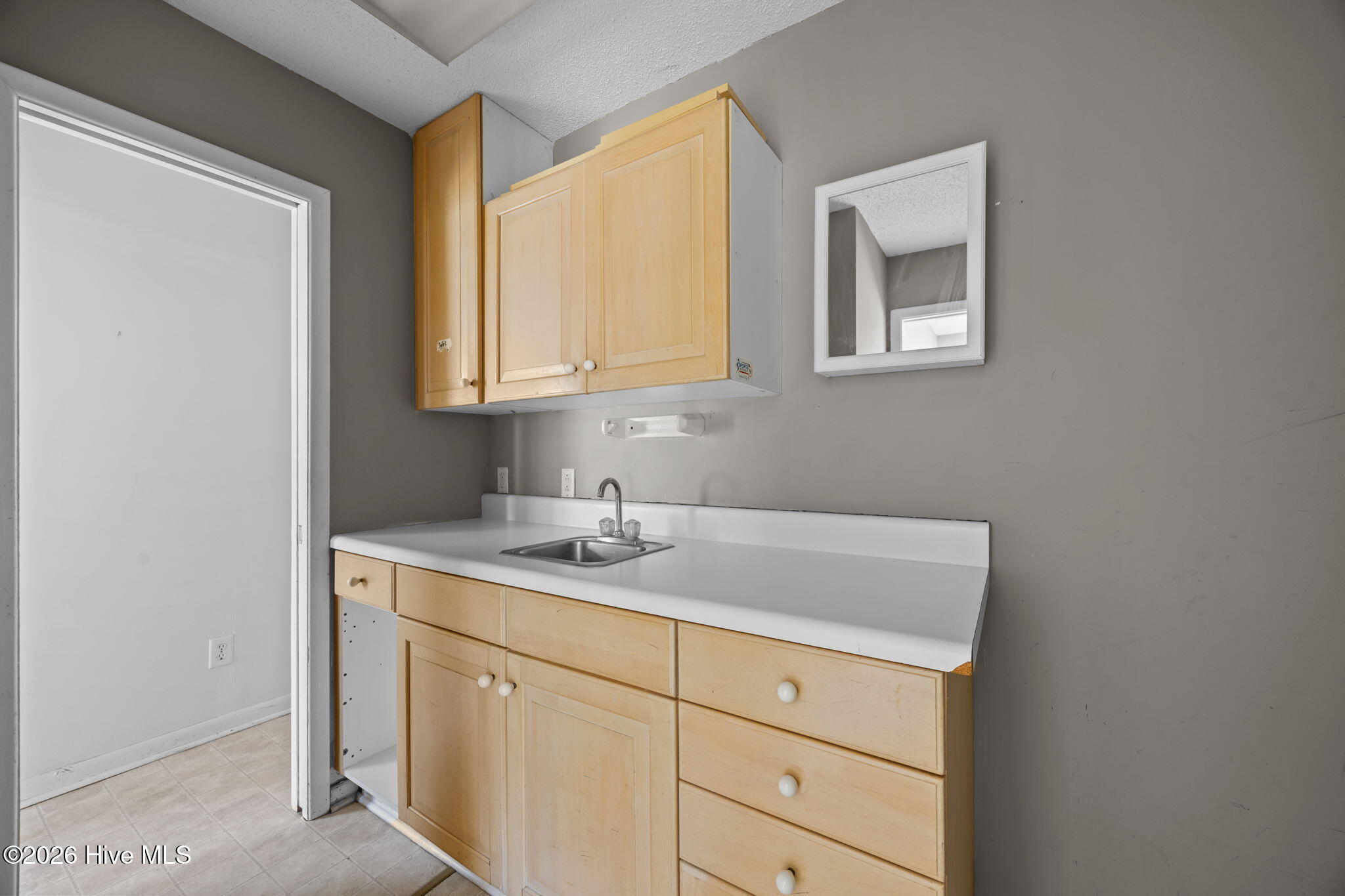 39-web-or-mls-2501 Avery St 067