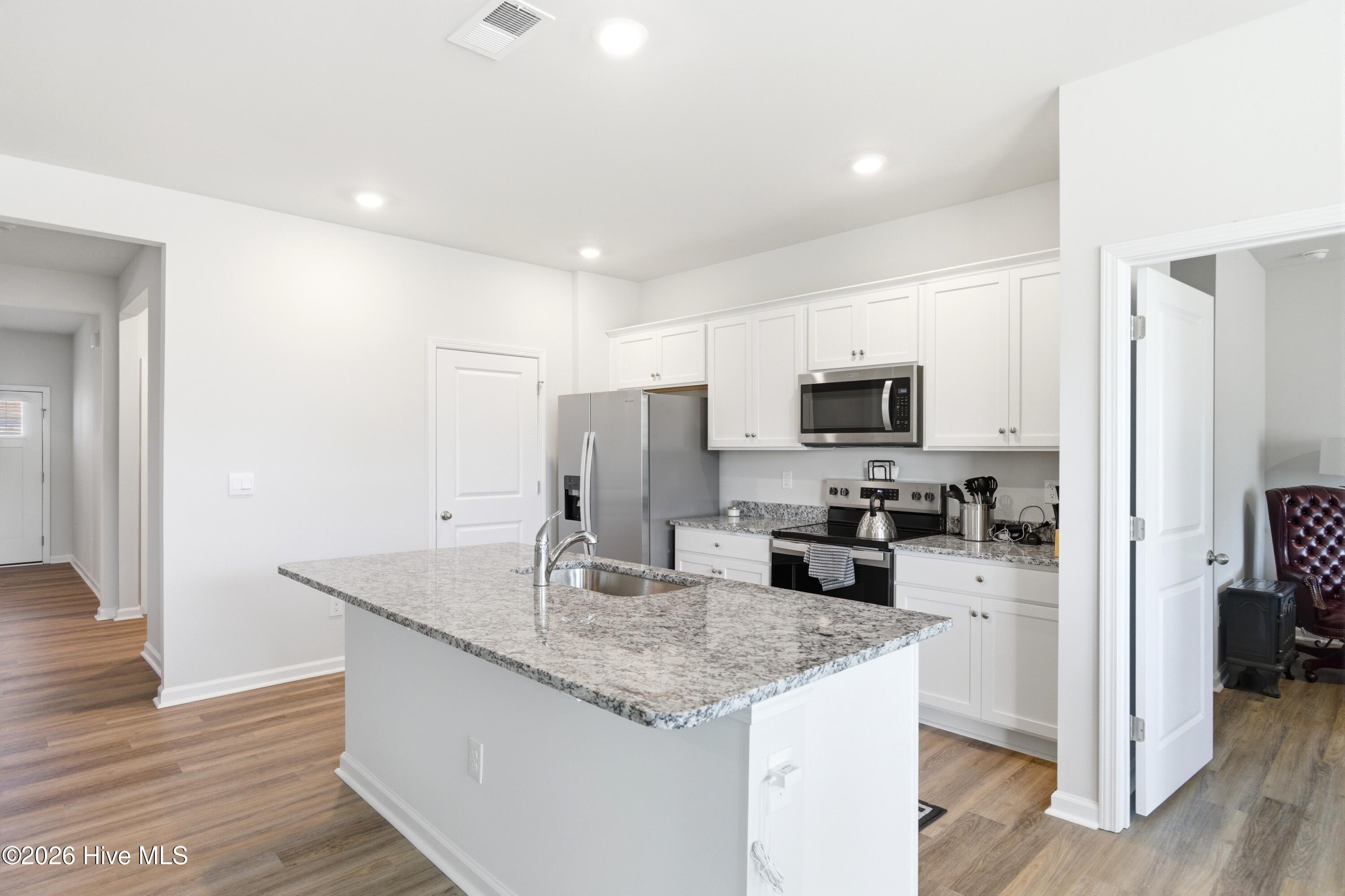 100563047 | Photo 24