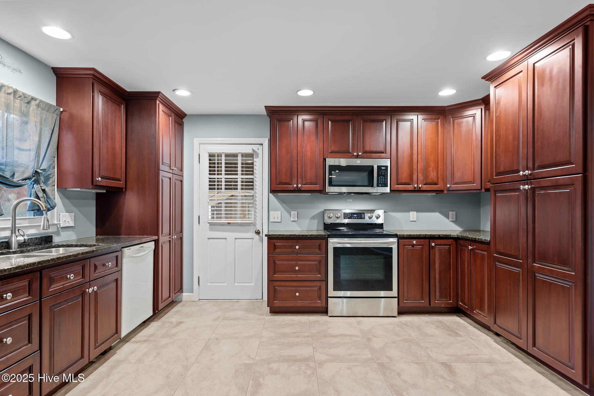 100542917 | Photo 13