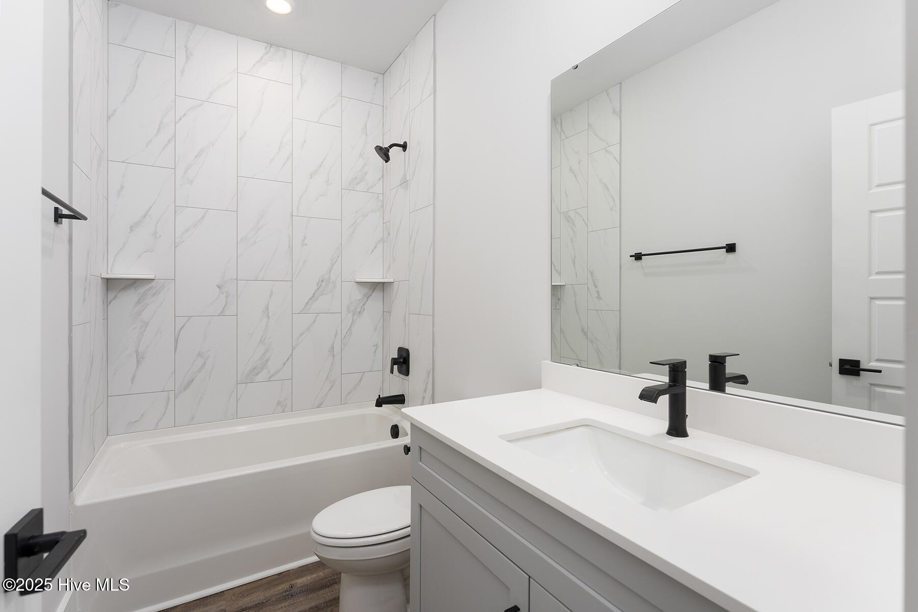 100506459 | Photo 24