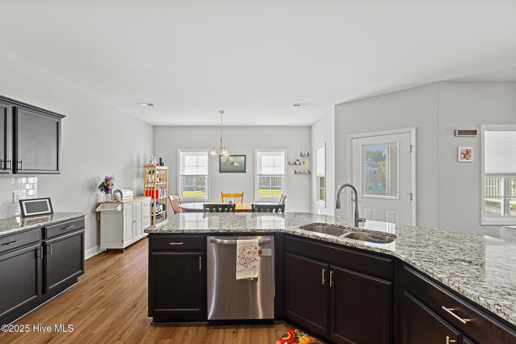 100528220 | Photo 16