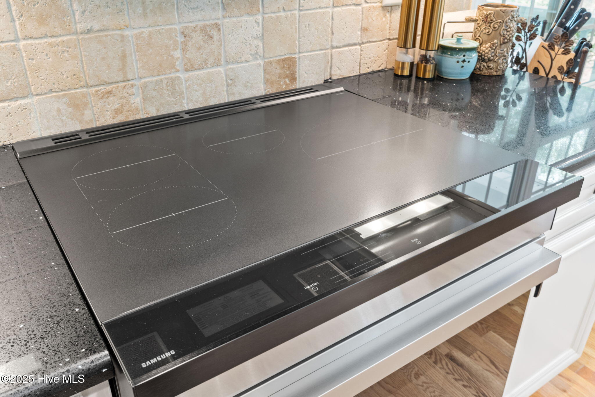 100535013 | Photo 14