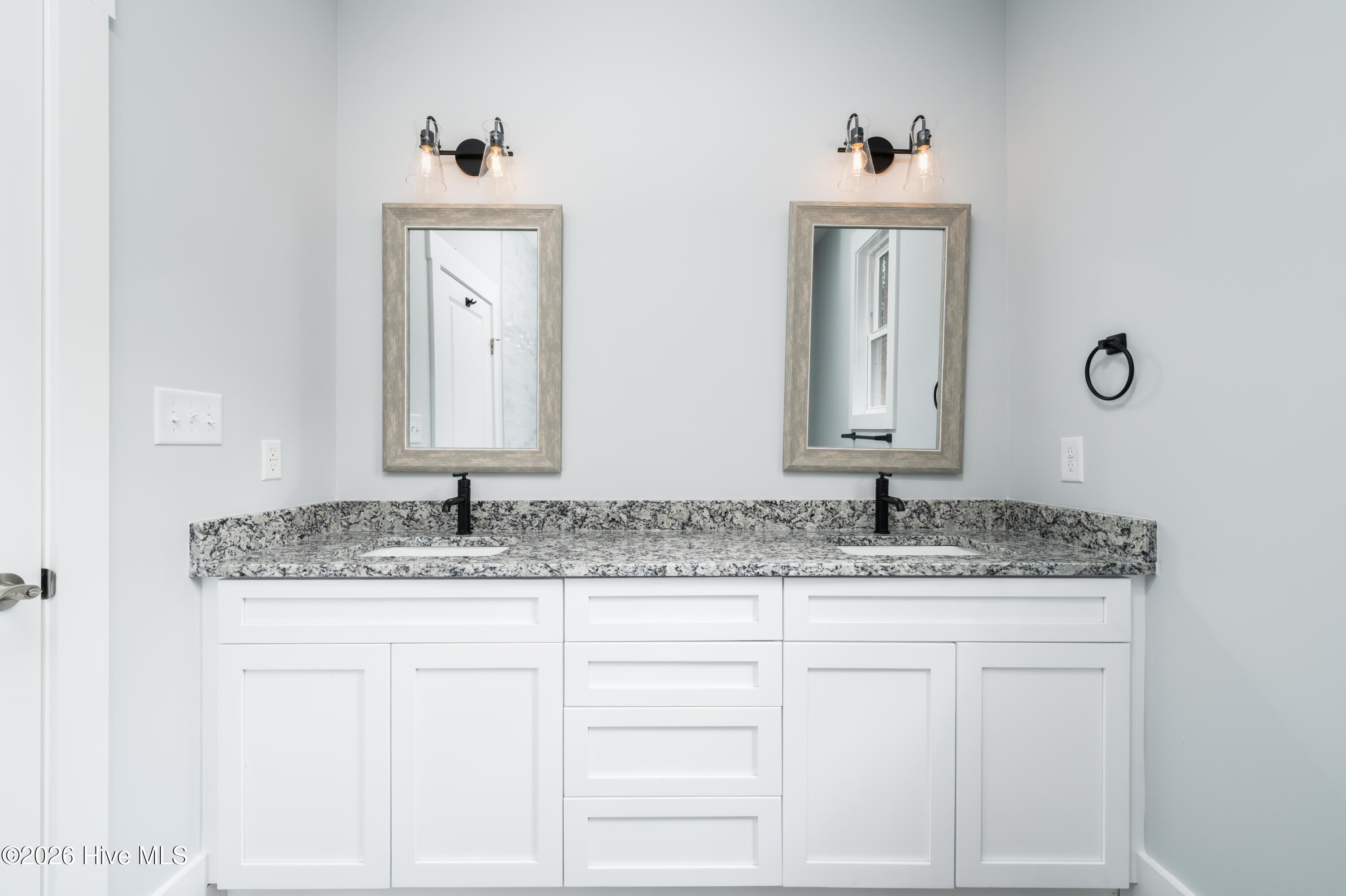 100523019 | Photo 21