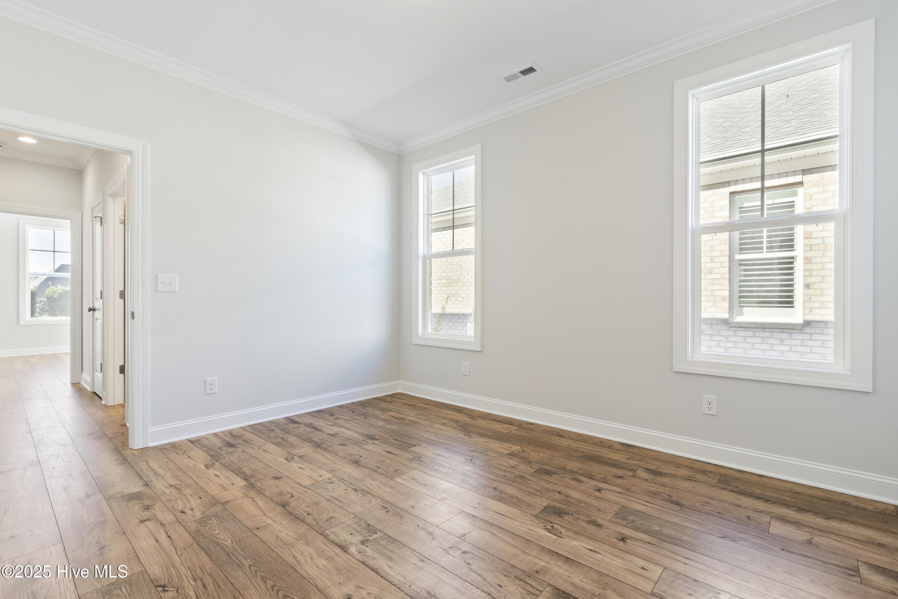 100522089 | Photo 35