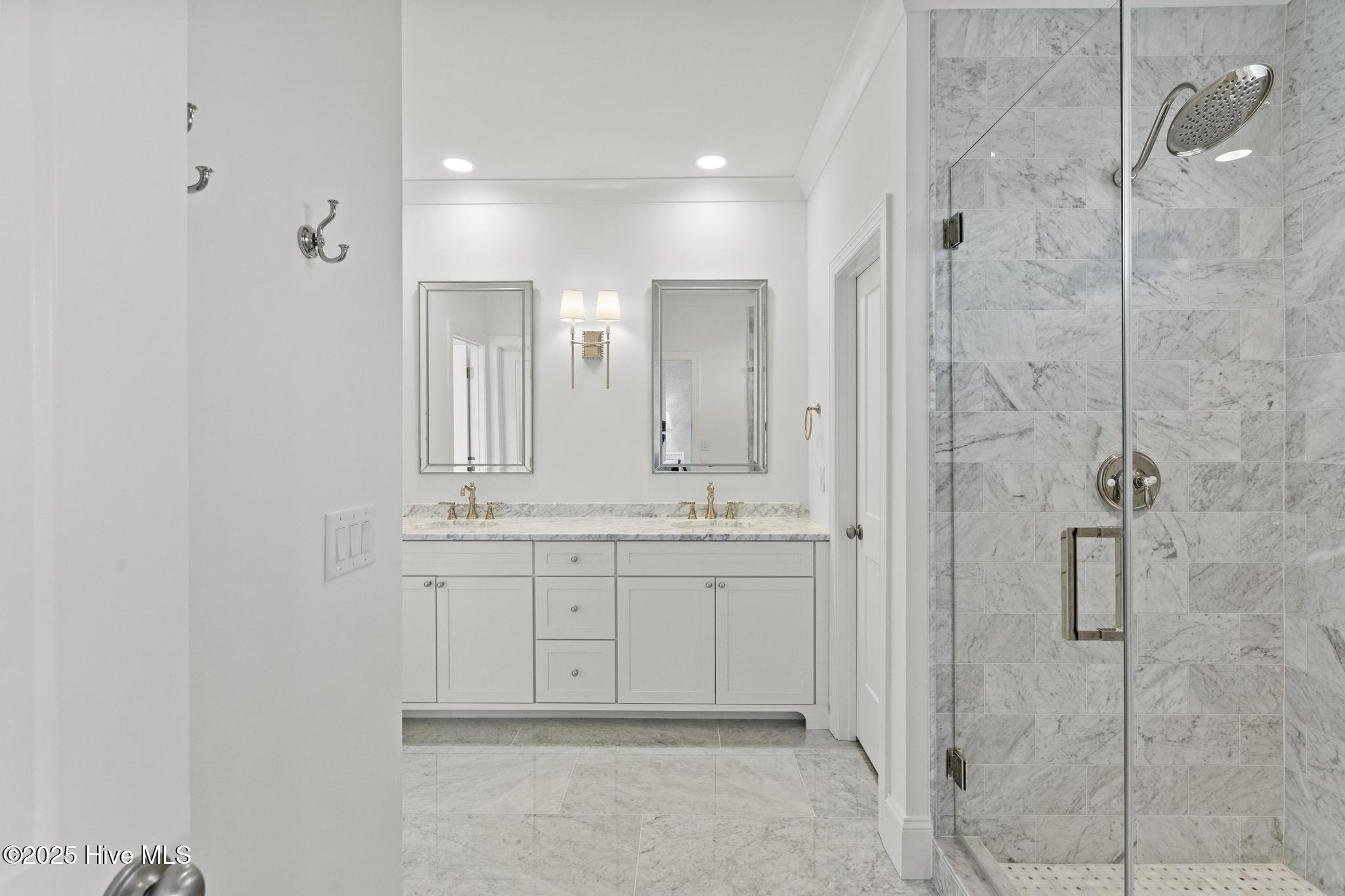 100565849 | Photo 13