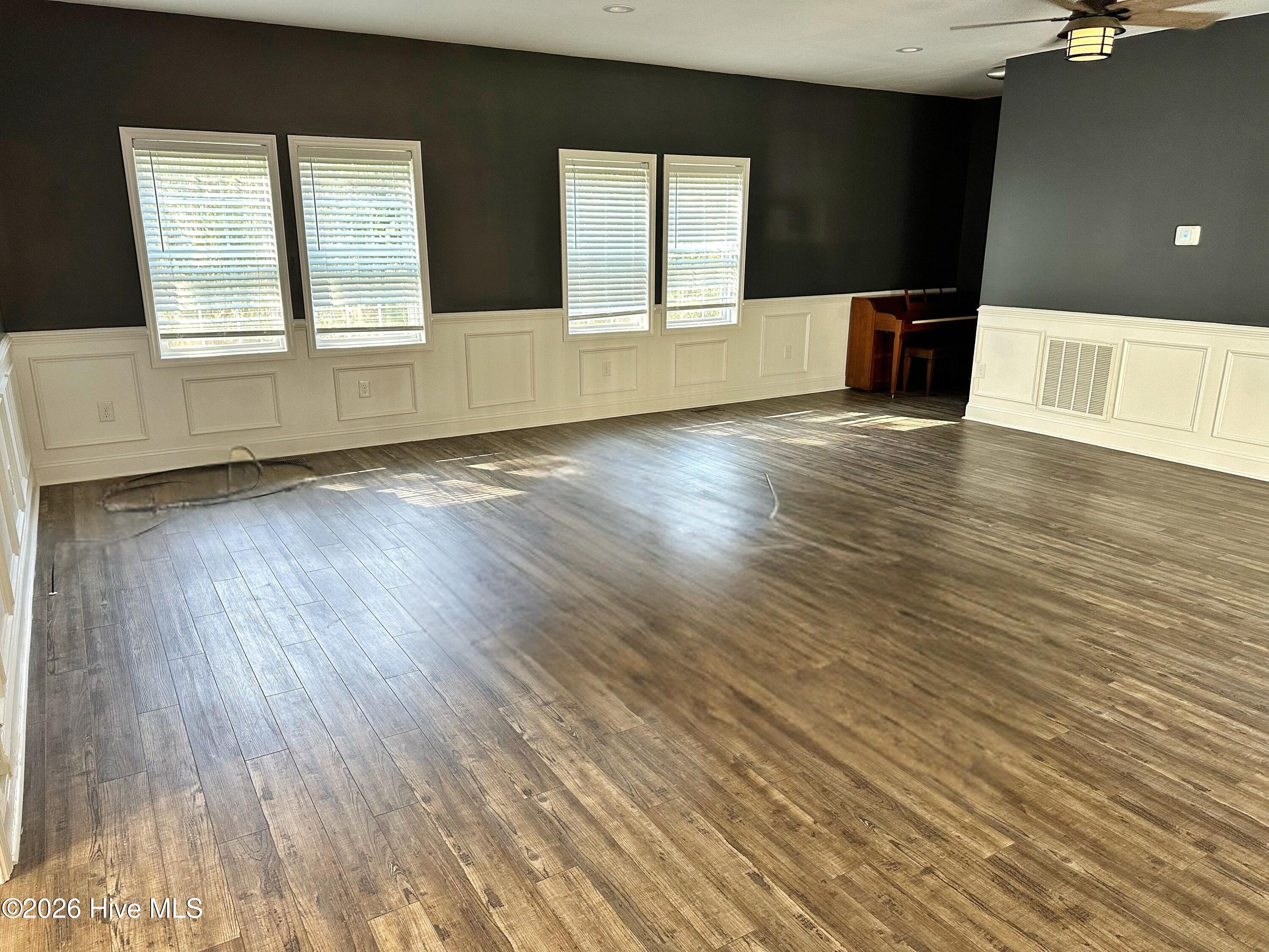 100562100 | Photo 13