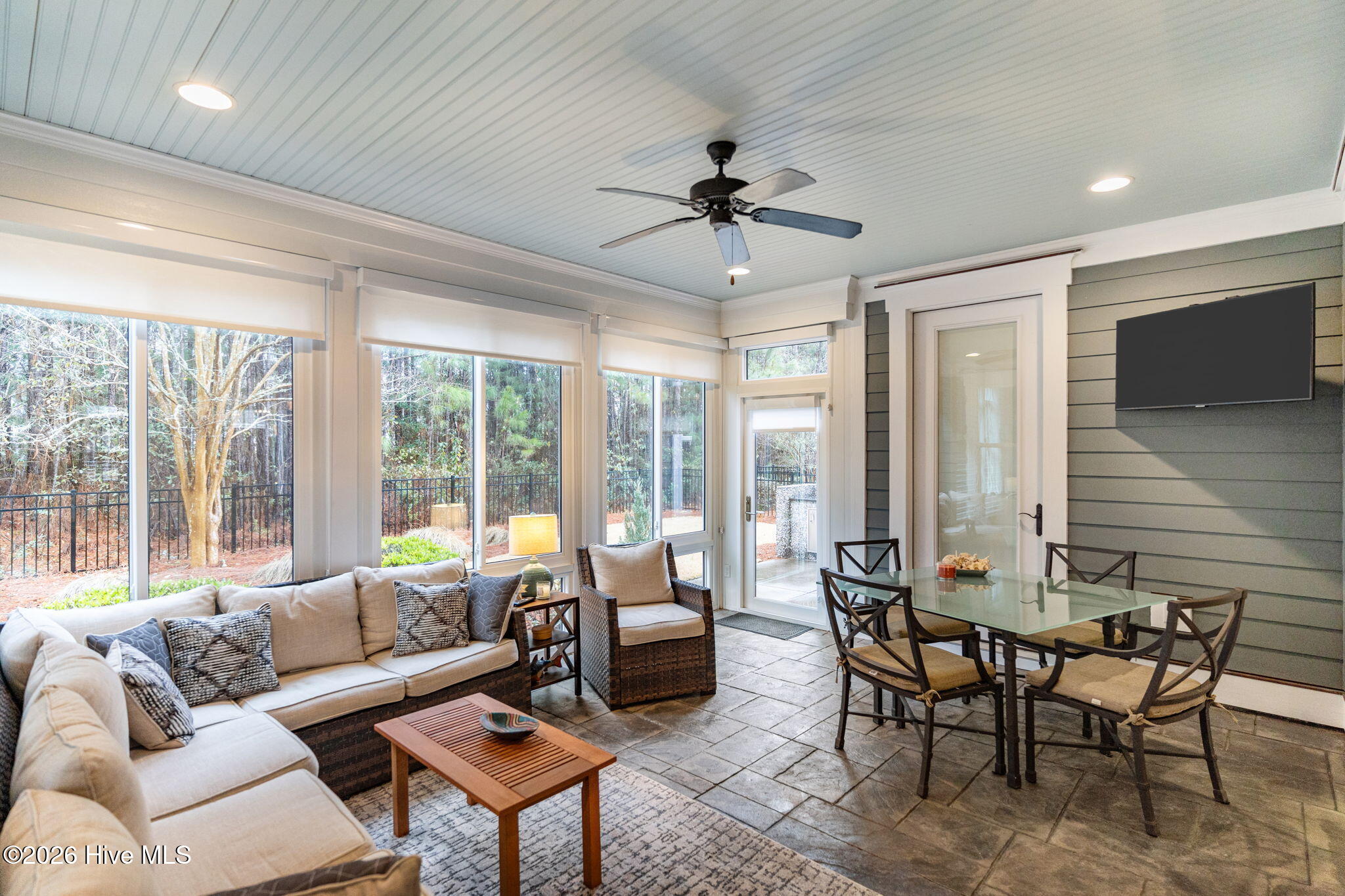 100557705 | Photo 35