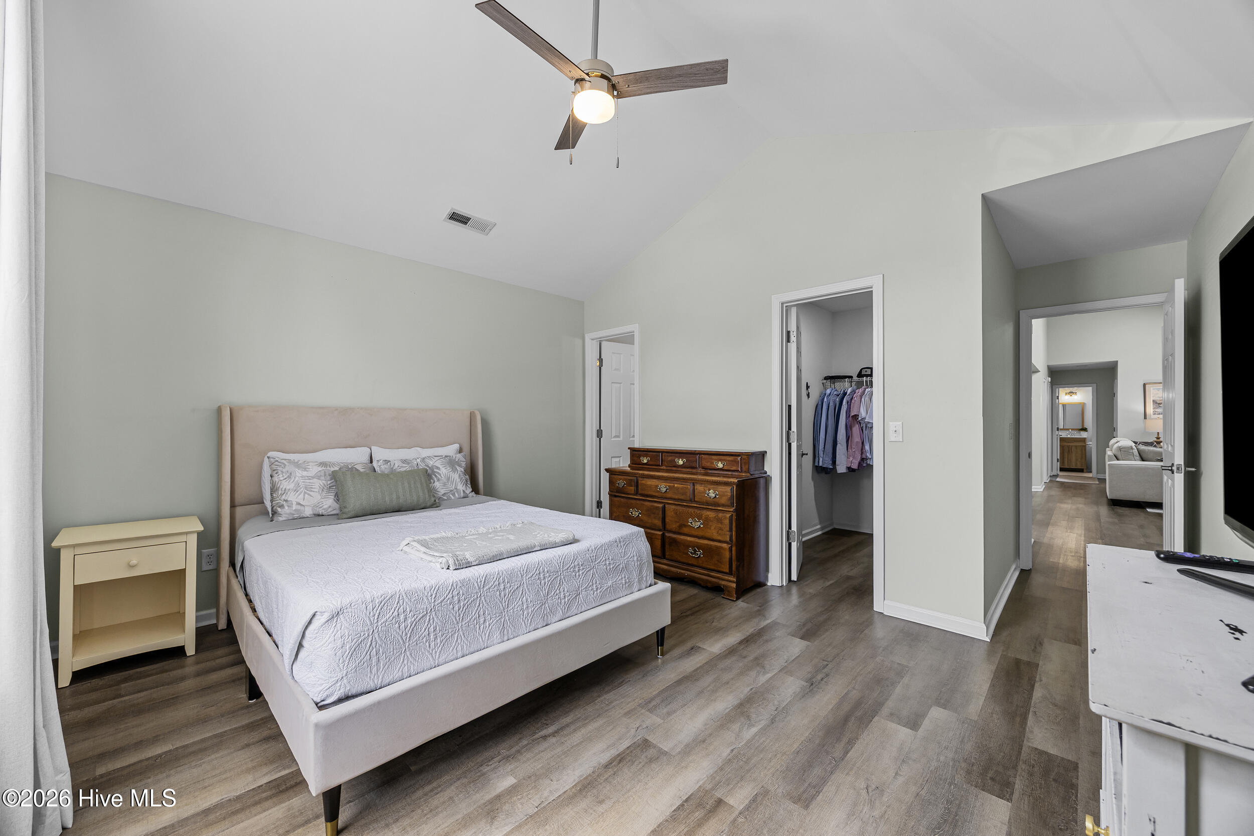 100563217 | Photo 19