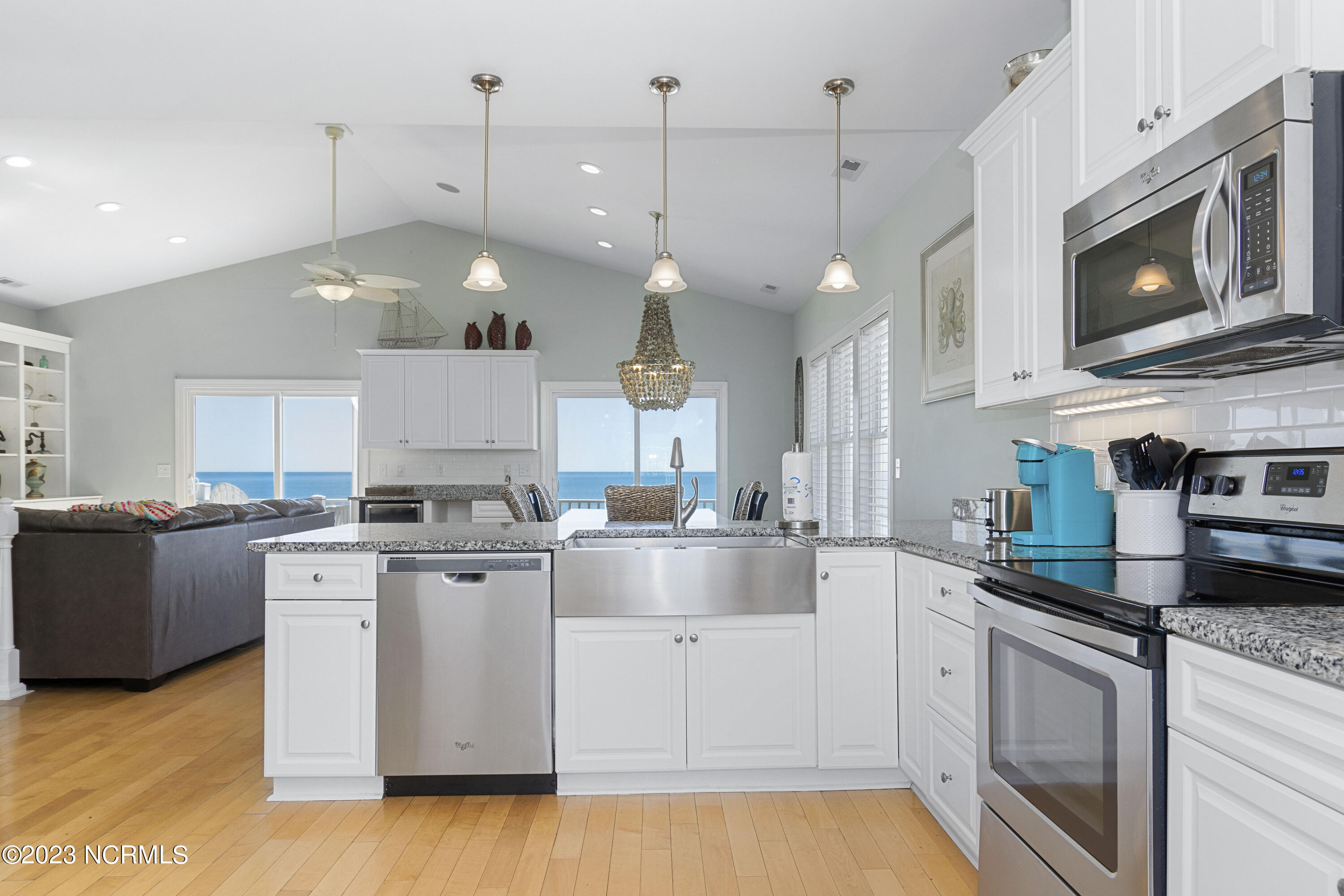 100565817 | Photo 18