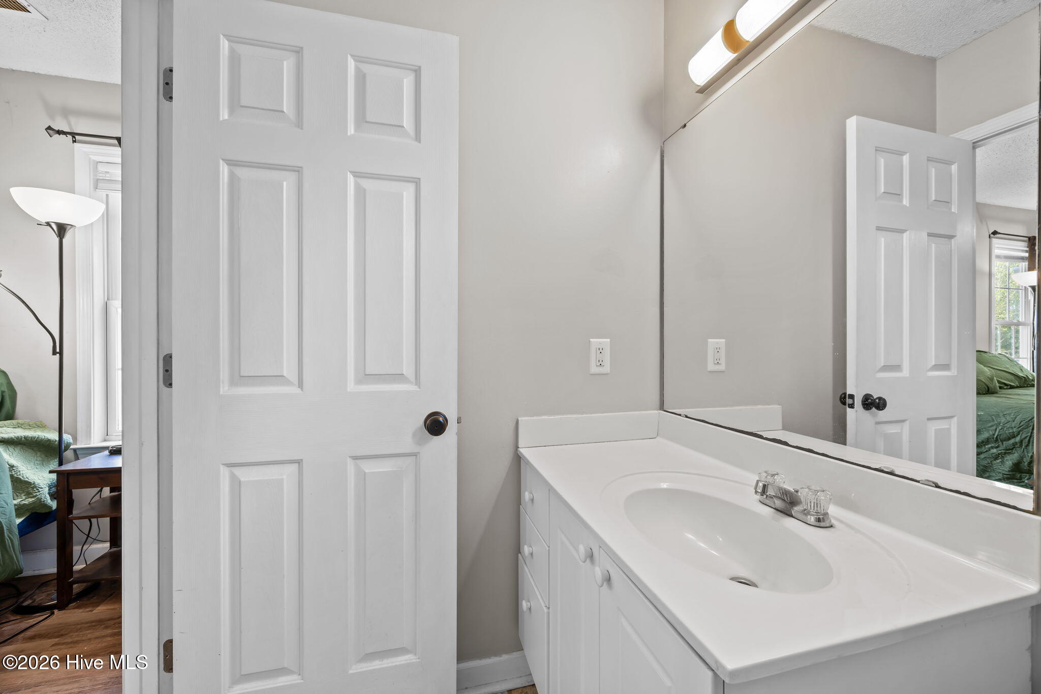 100550840 | Photo 25