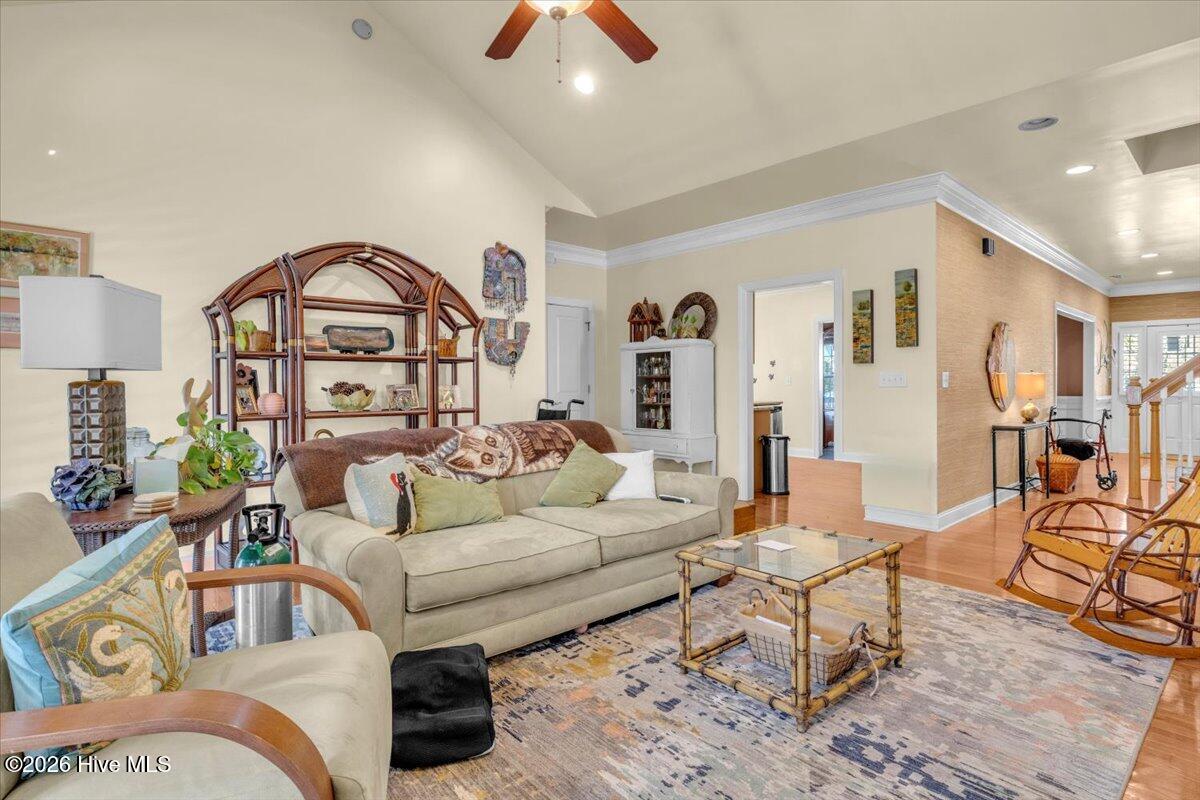 100548229 | Photo 30