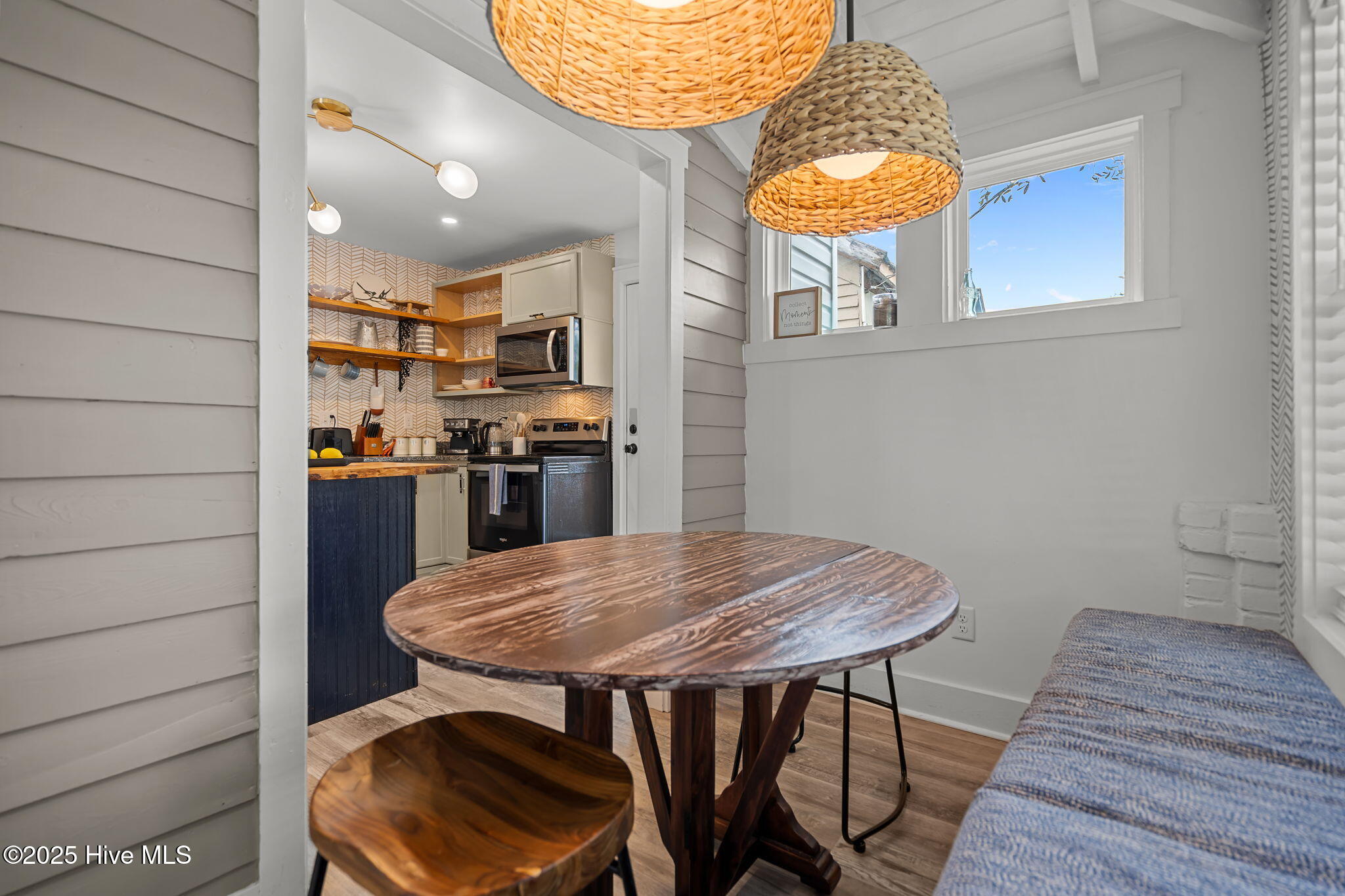 100525680 | Photo 23