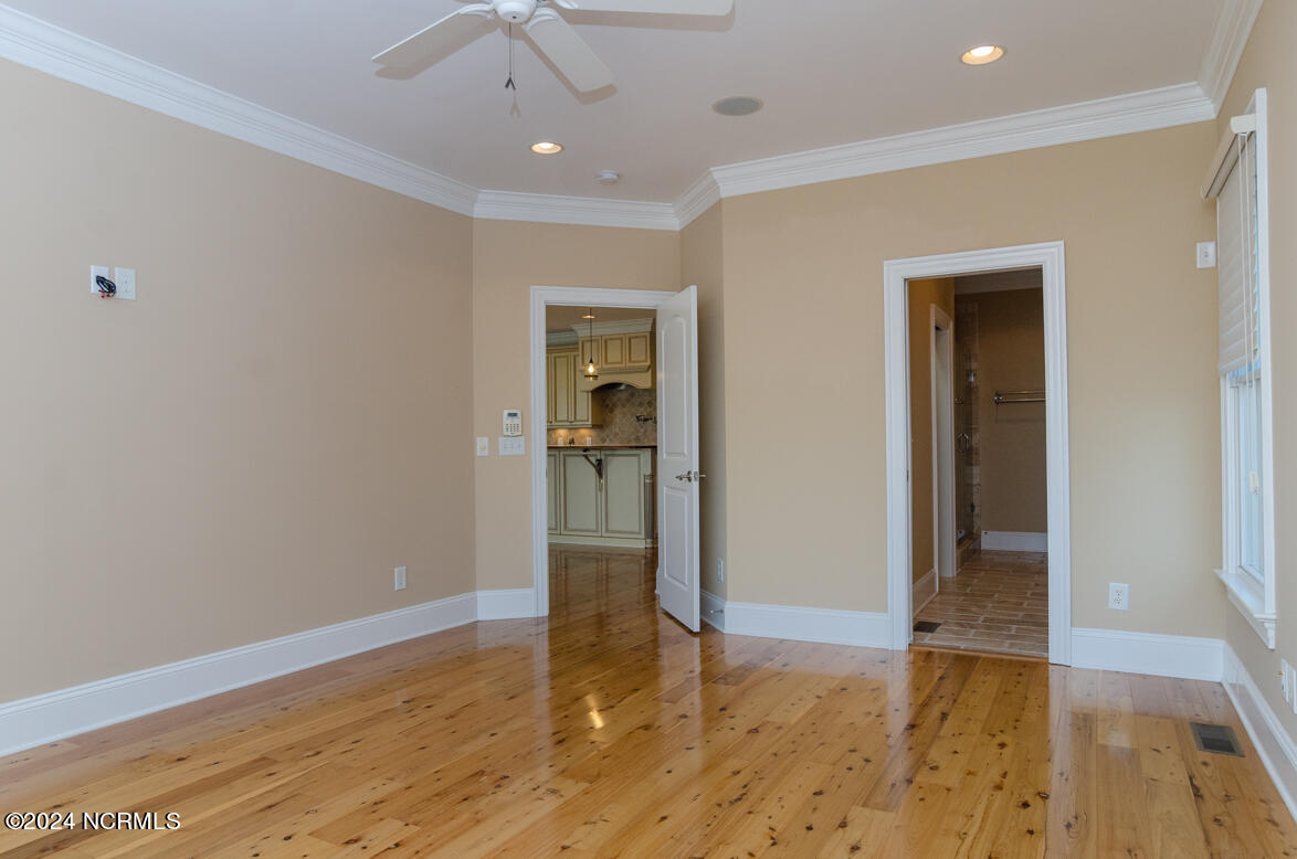 100549238 | Photo 15