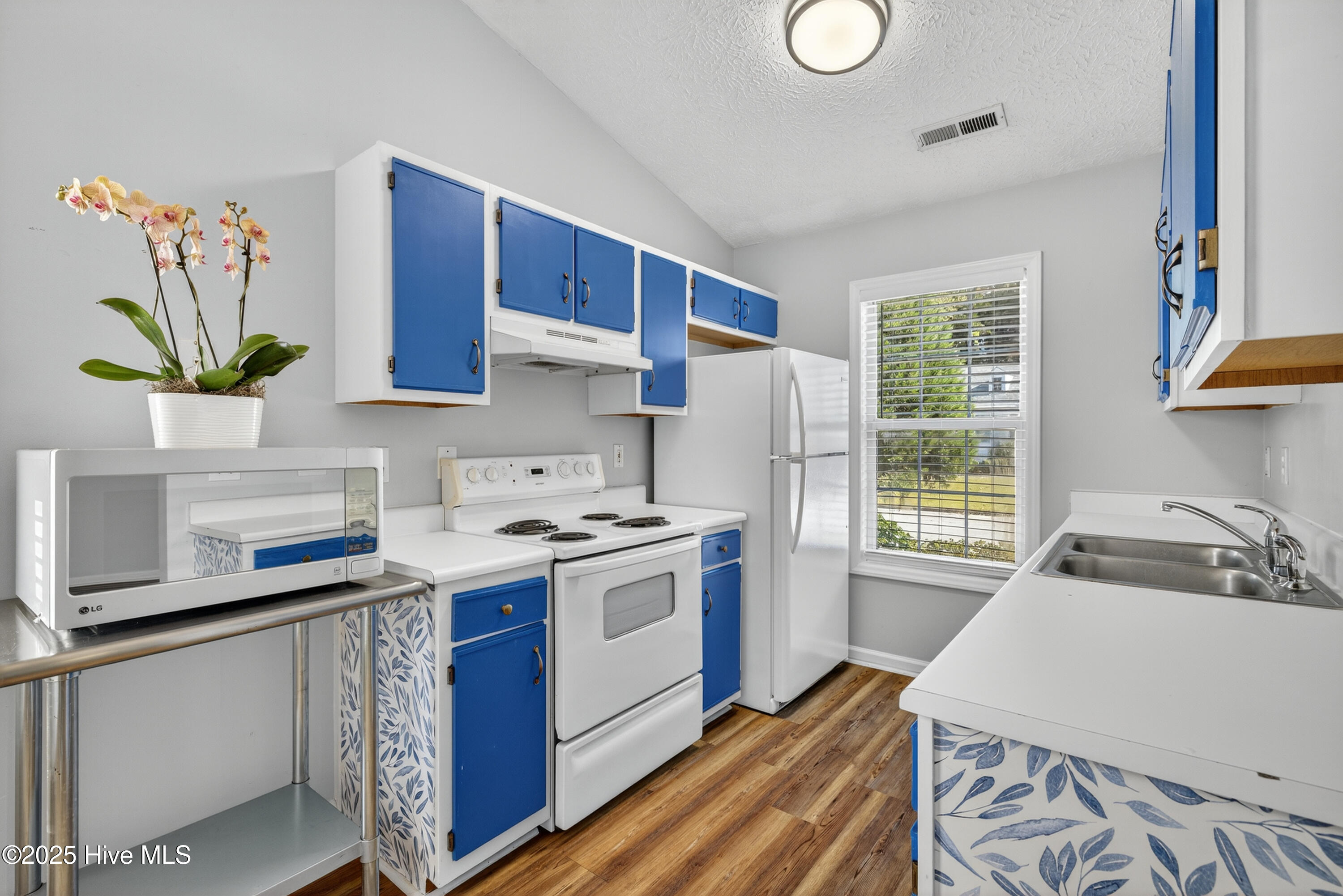 716 Varsity Drive, Wilmington, NC 28403 – photo 4: Kitchen