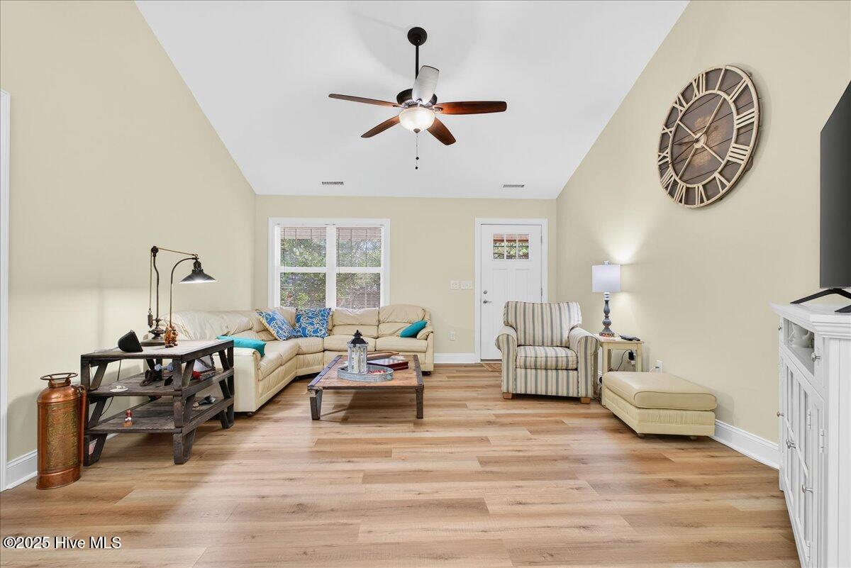 100526521 | Photo 12