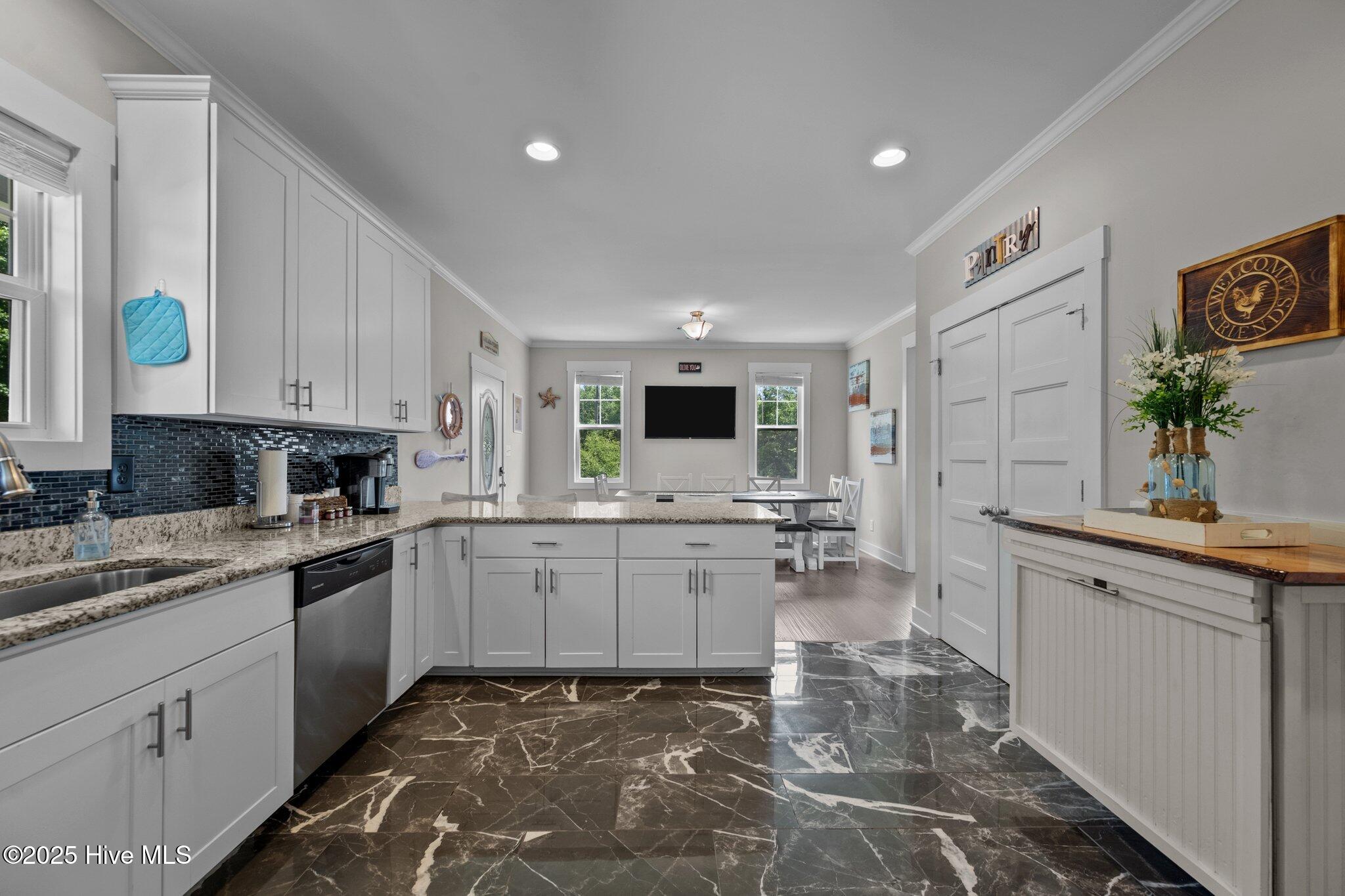 100517734 | Photo 14