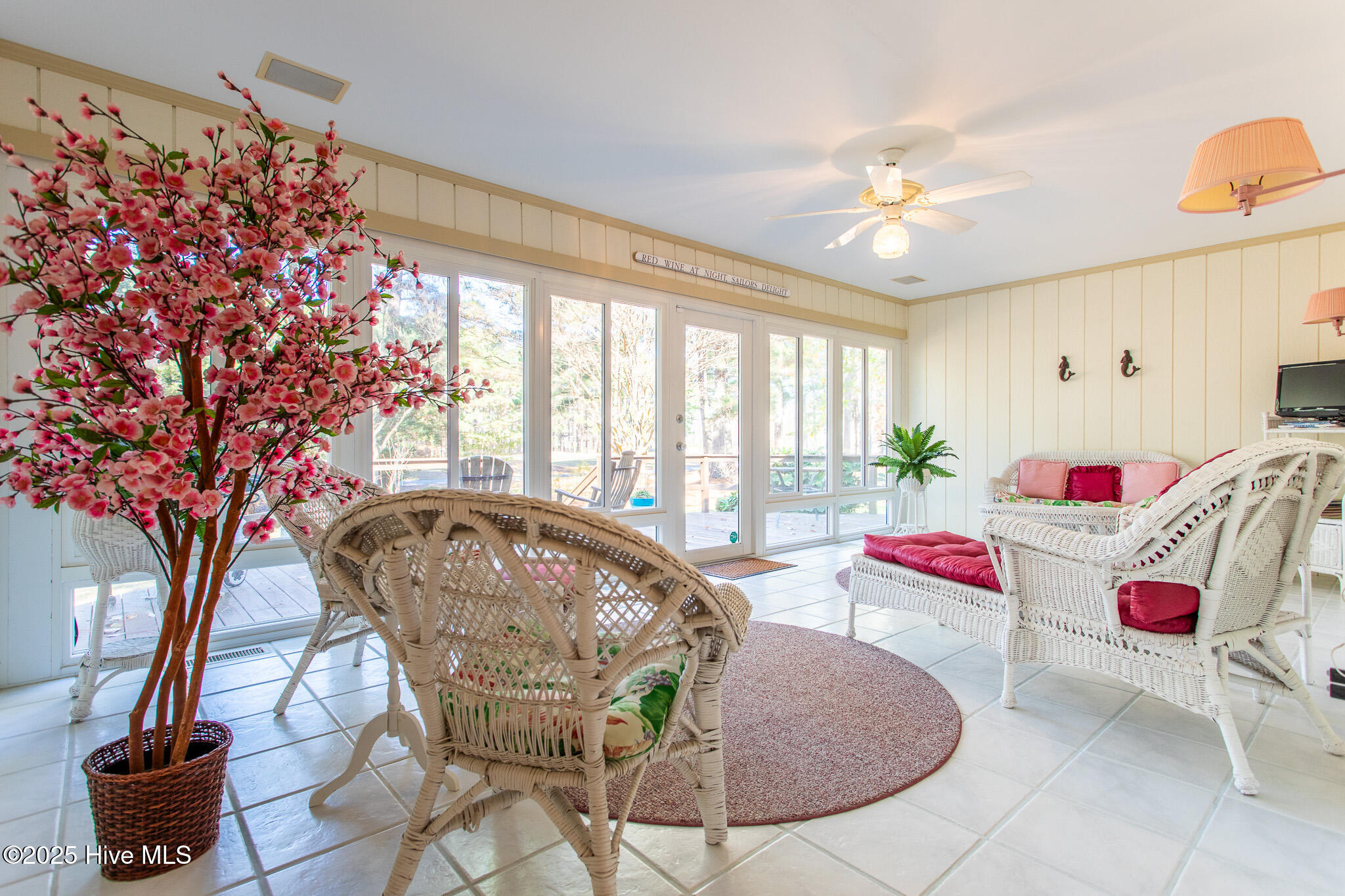 Spacious tiled Carolina room