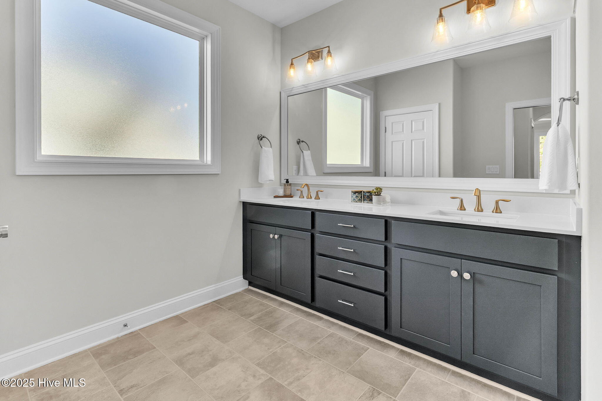 100567325 | Photo 22