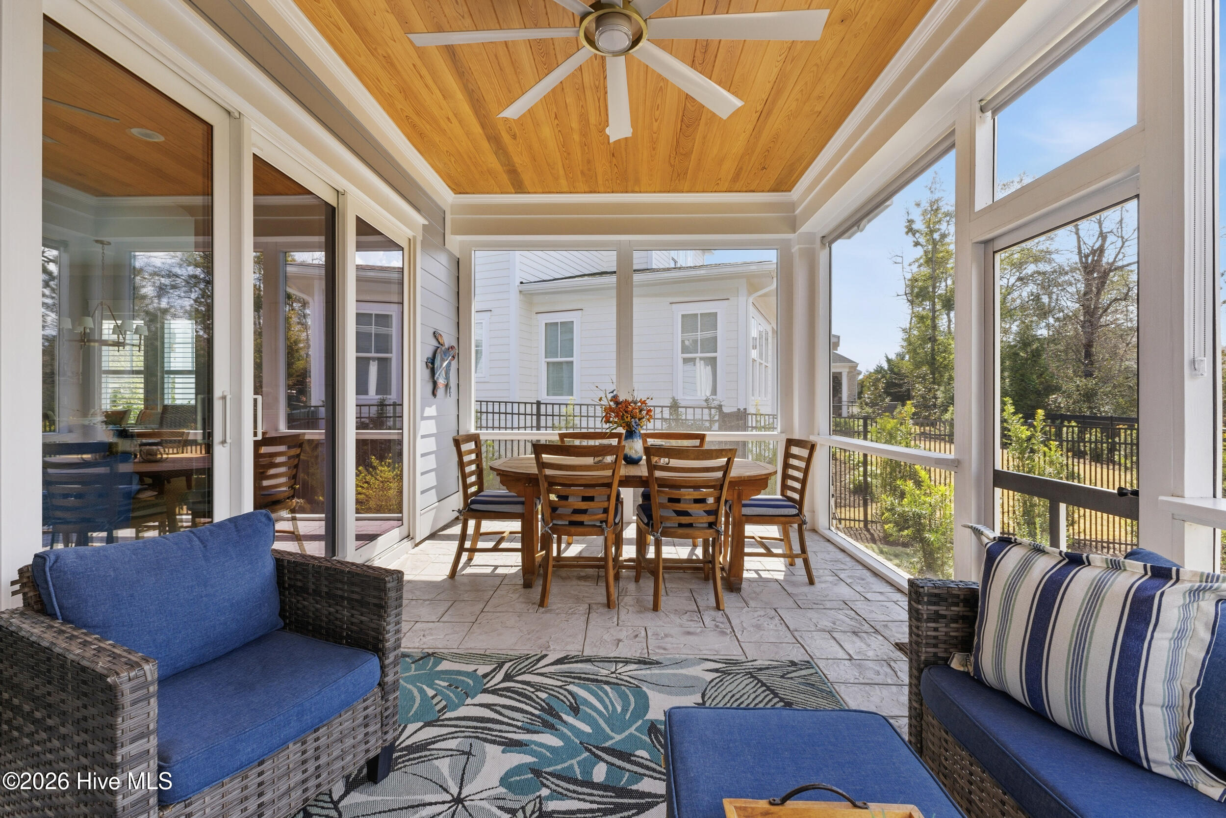 100558657 | Photo 55