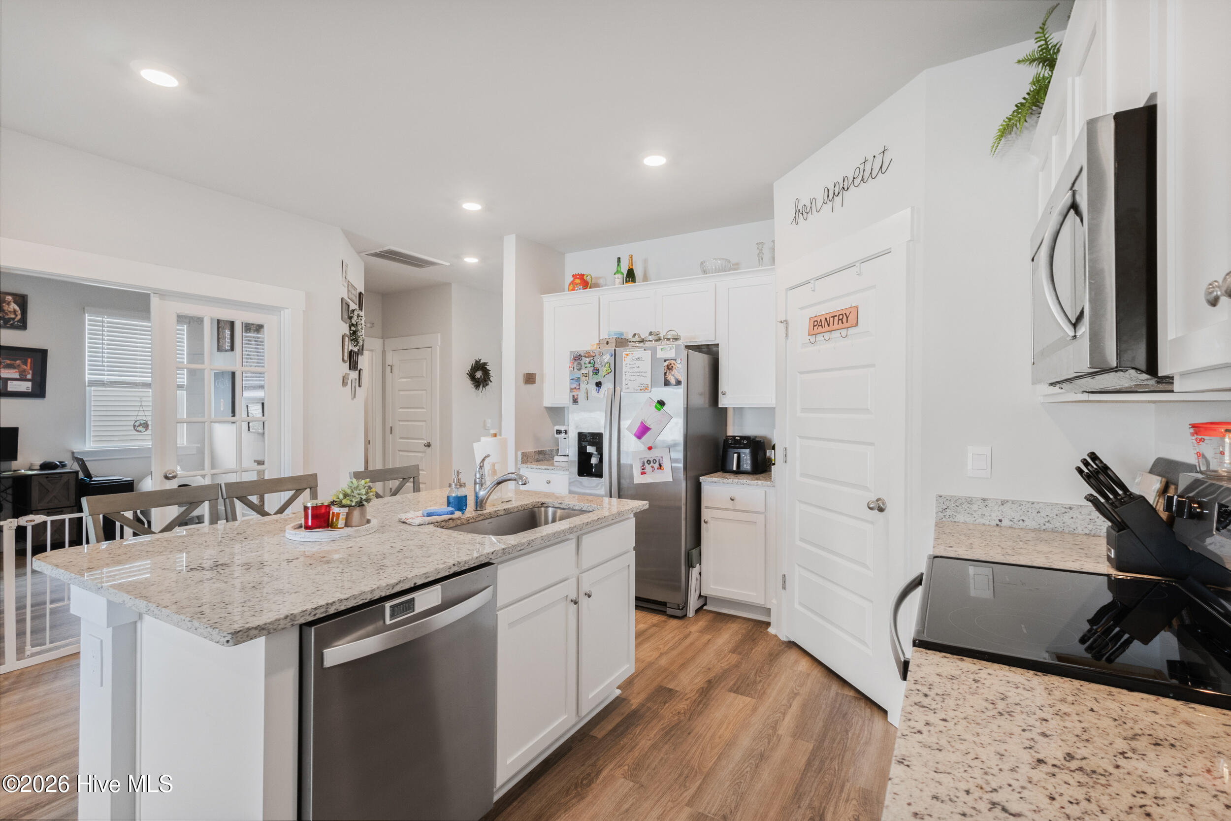 100561359 | Photo 17