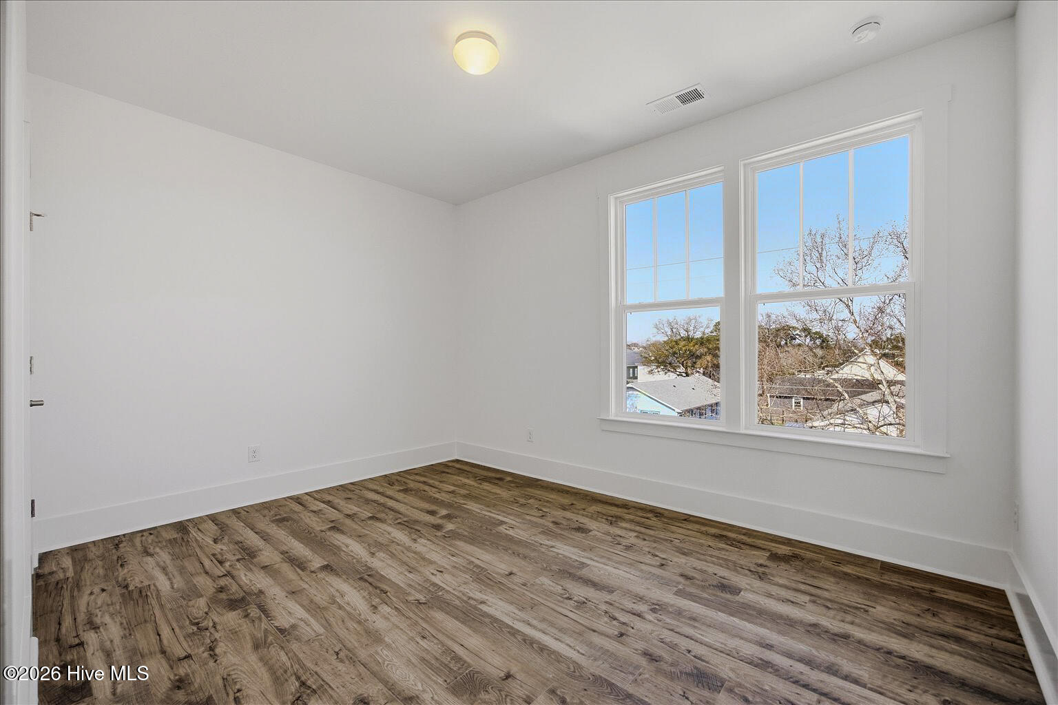 100561873 | Photo 23