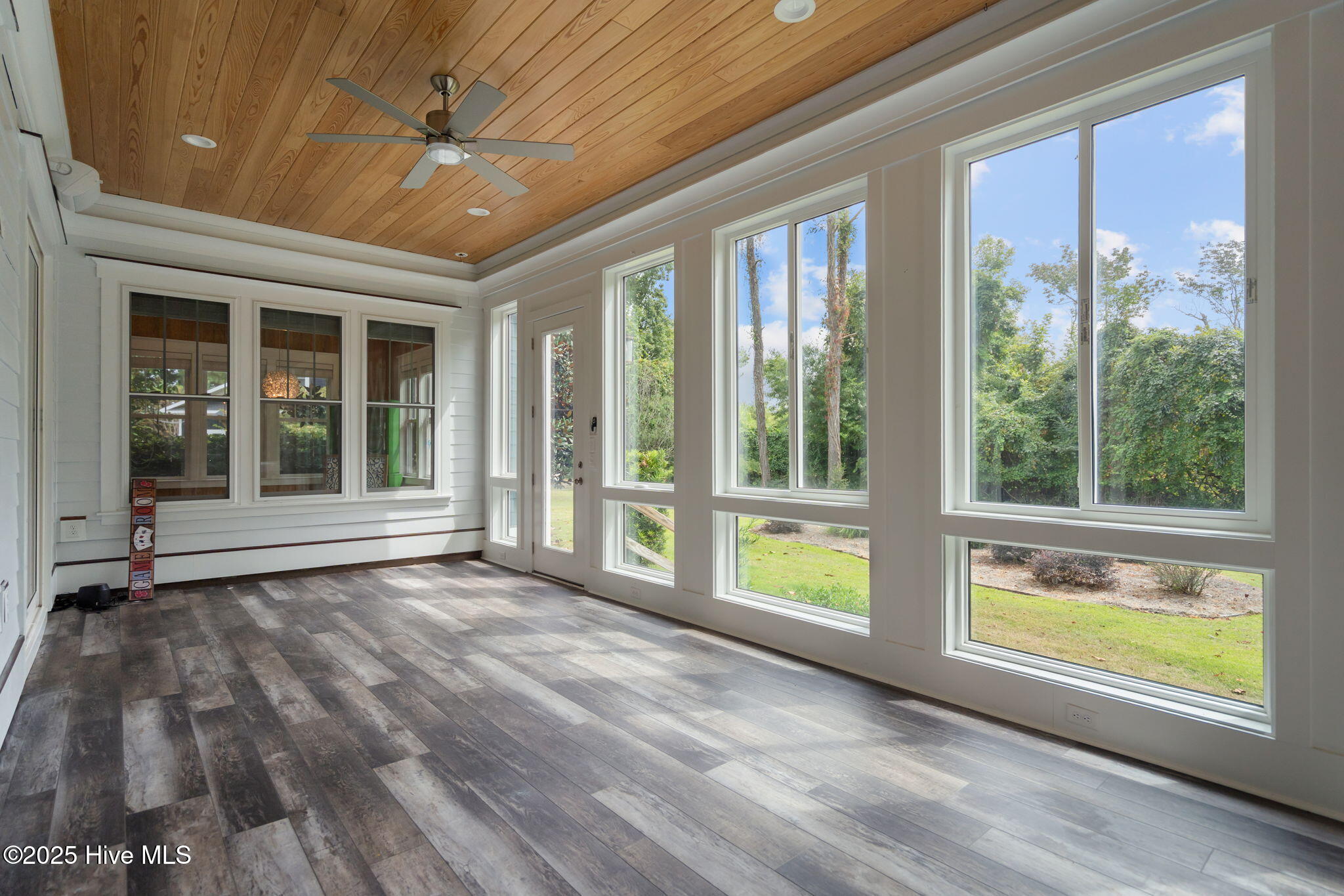 100532333 | Photo 72