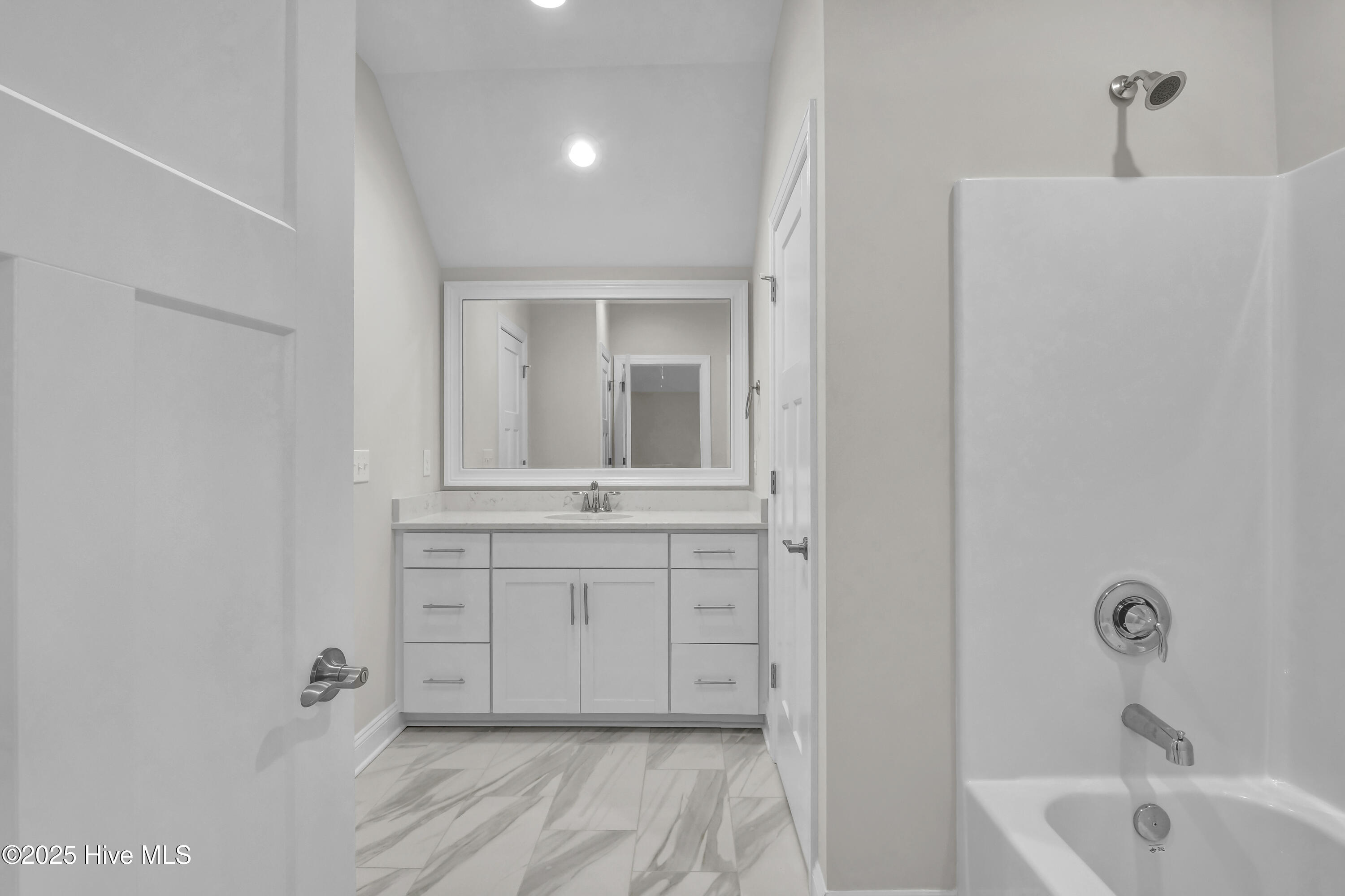 100477077 | Photo 24