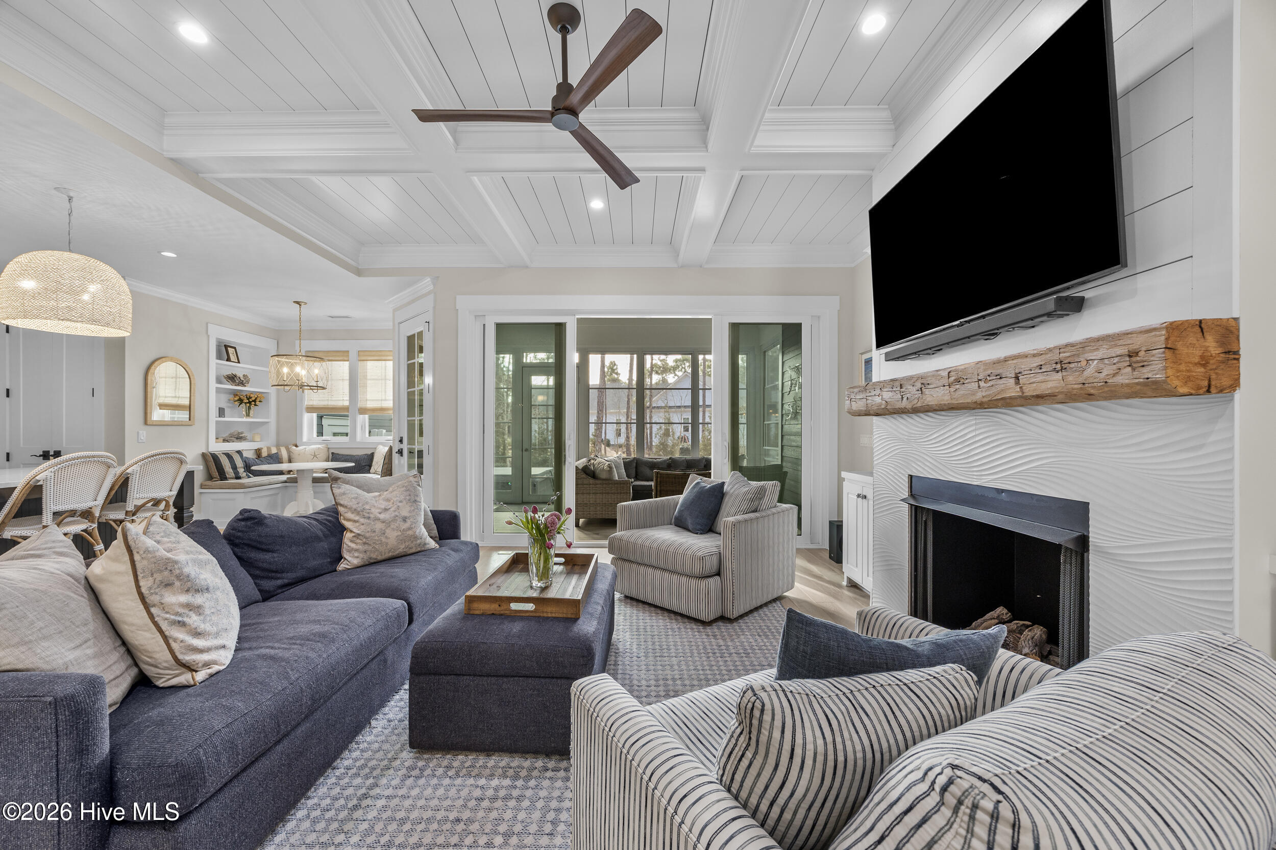 100527990 | Photo 26