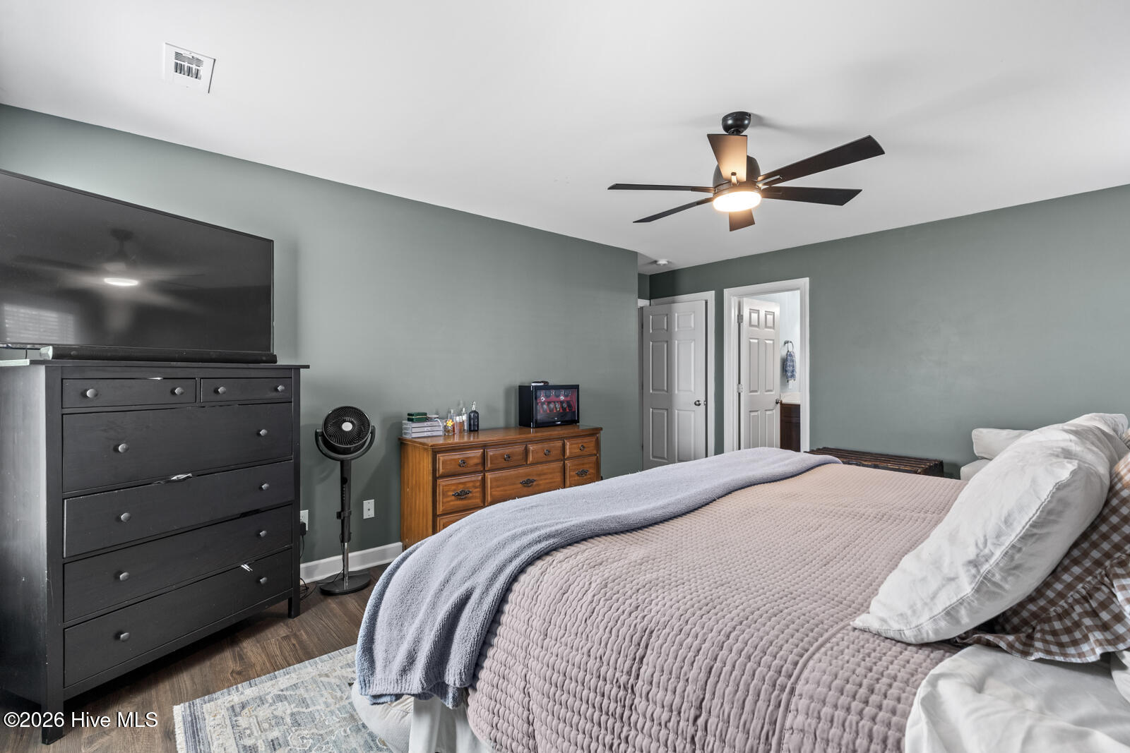 100569280 | Photo 24