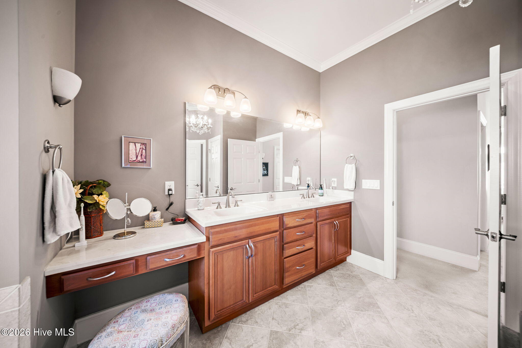 100560787 | Photo 32