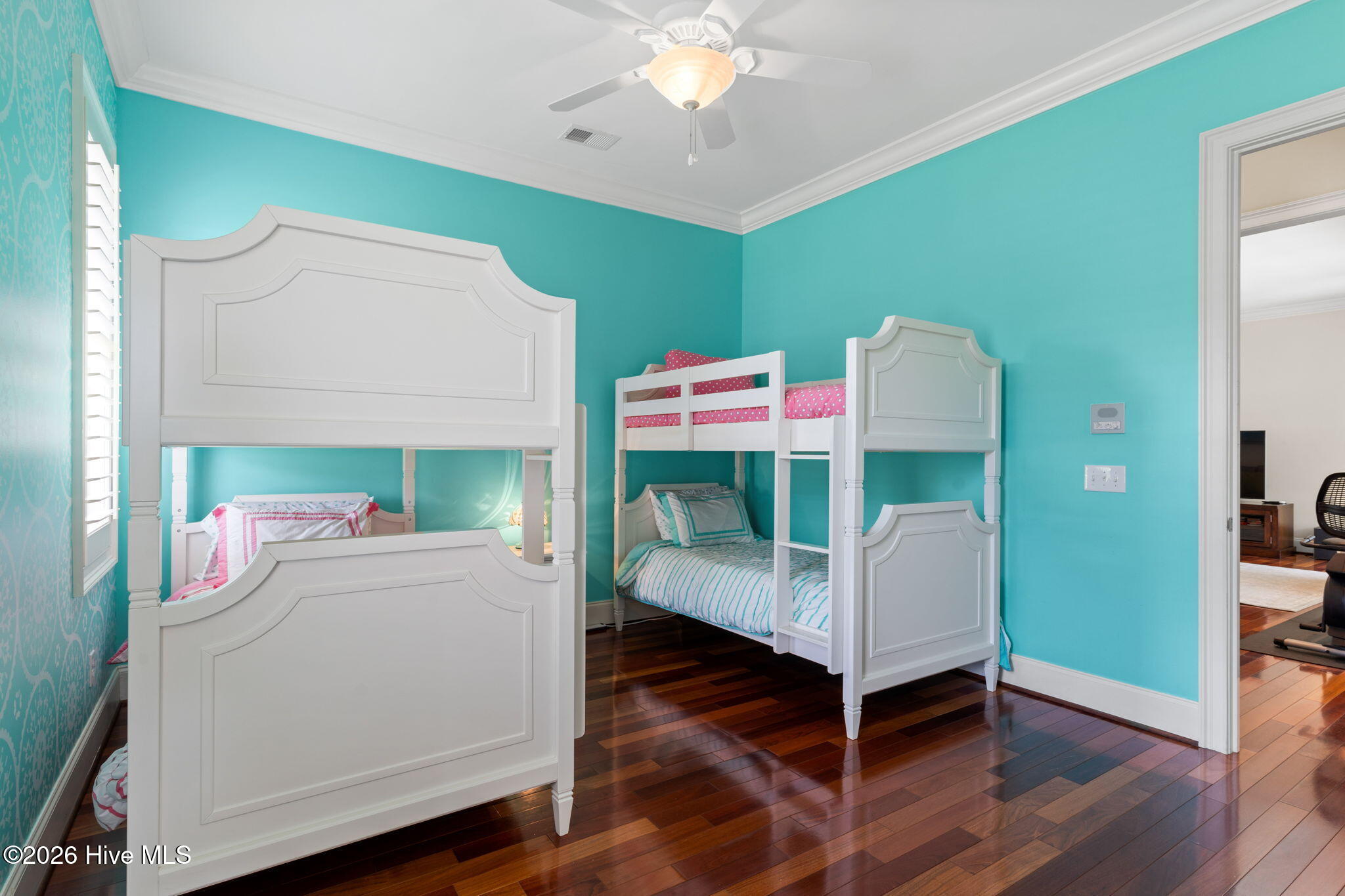 100554709 | Photo 76